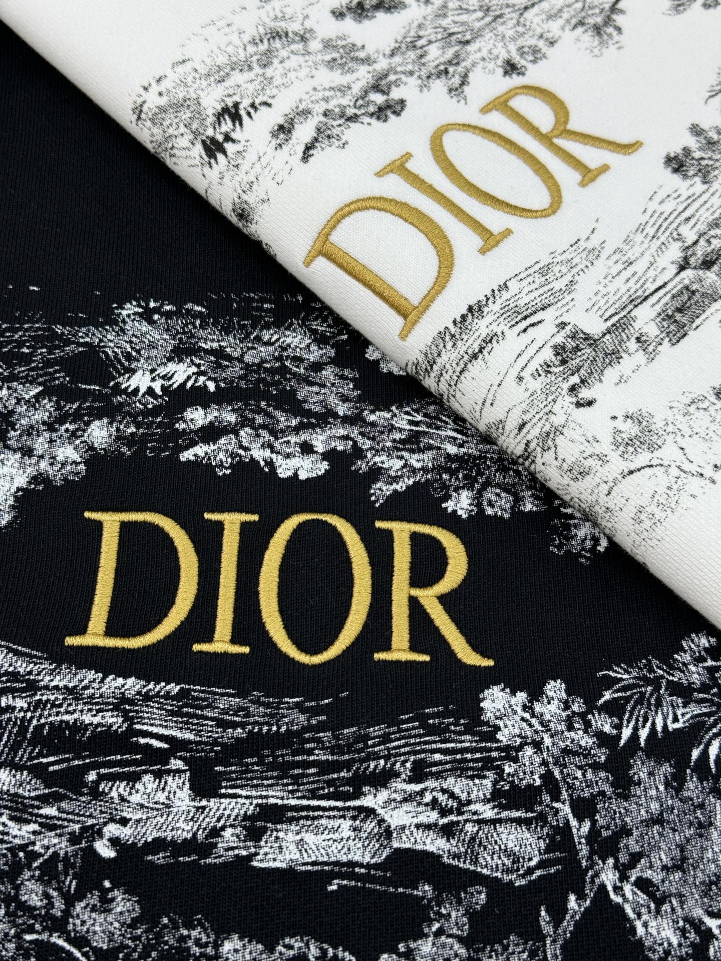 Dior 迪奥经典刺绣纯棉长袖圆领卫衣，男女同款！这款卫衣采用进口棉质抓绒布精心制作。柔软舒适，胸前饰以