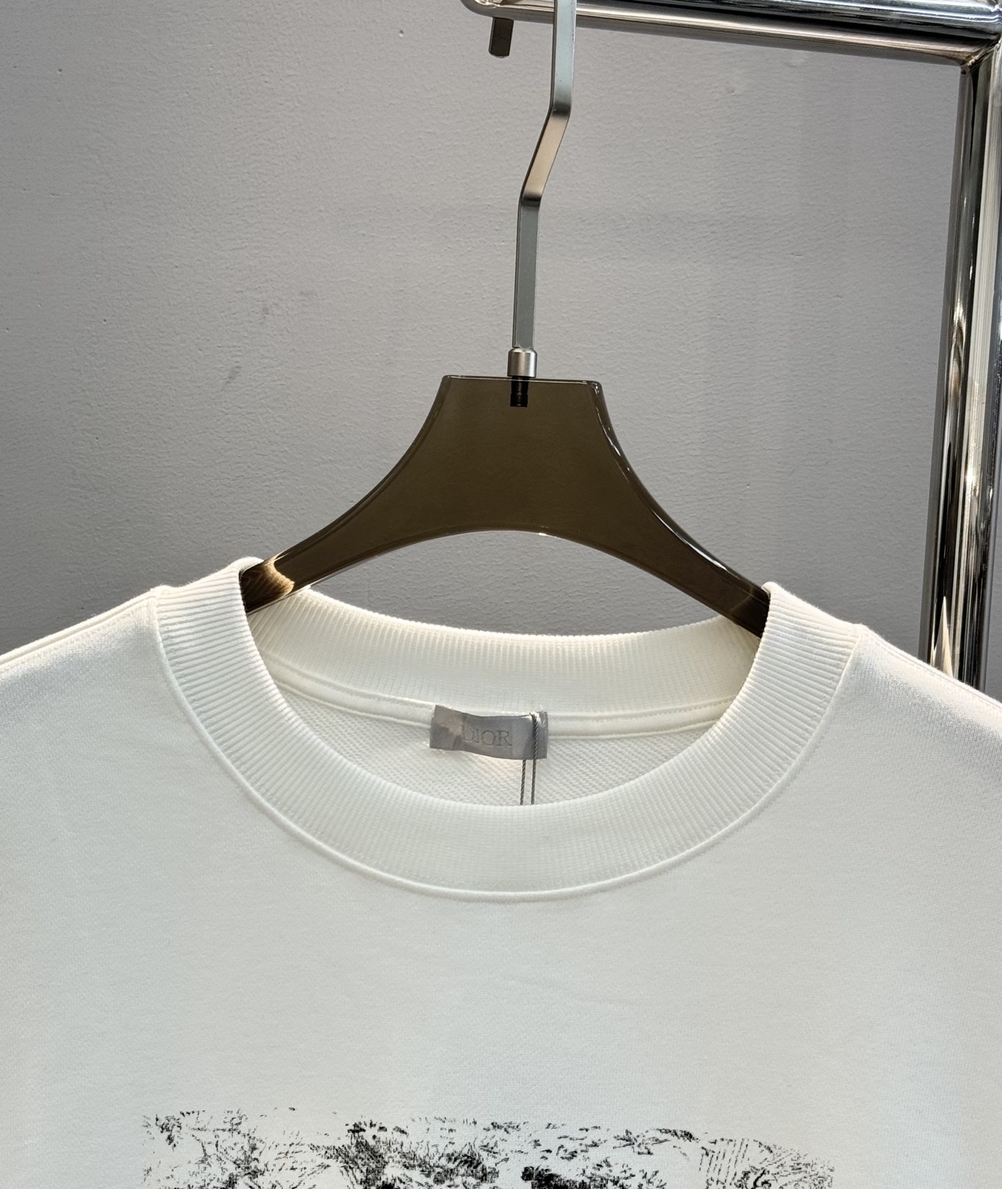 Dior 迪奥经典刺绣纯棉长袖圆领卫衣，男女同款！这款卫衣采用进口棉质抓绒布精心制作。柔软舒适，胸前饰以