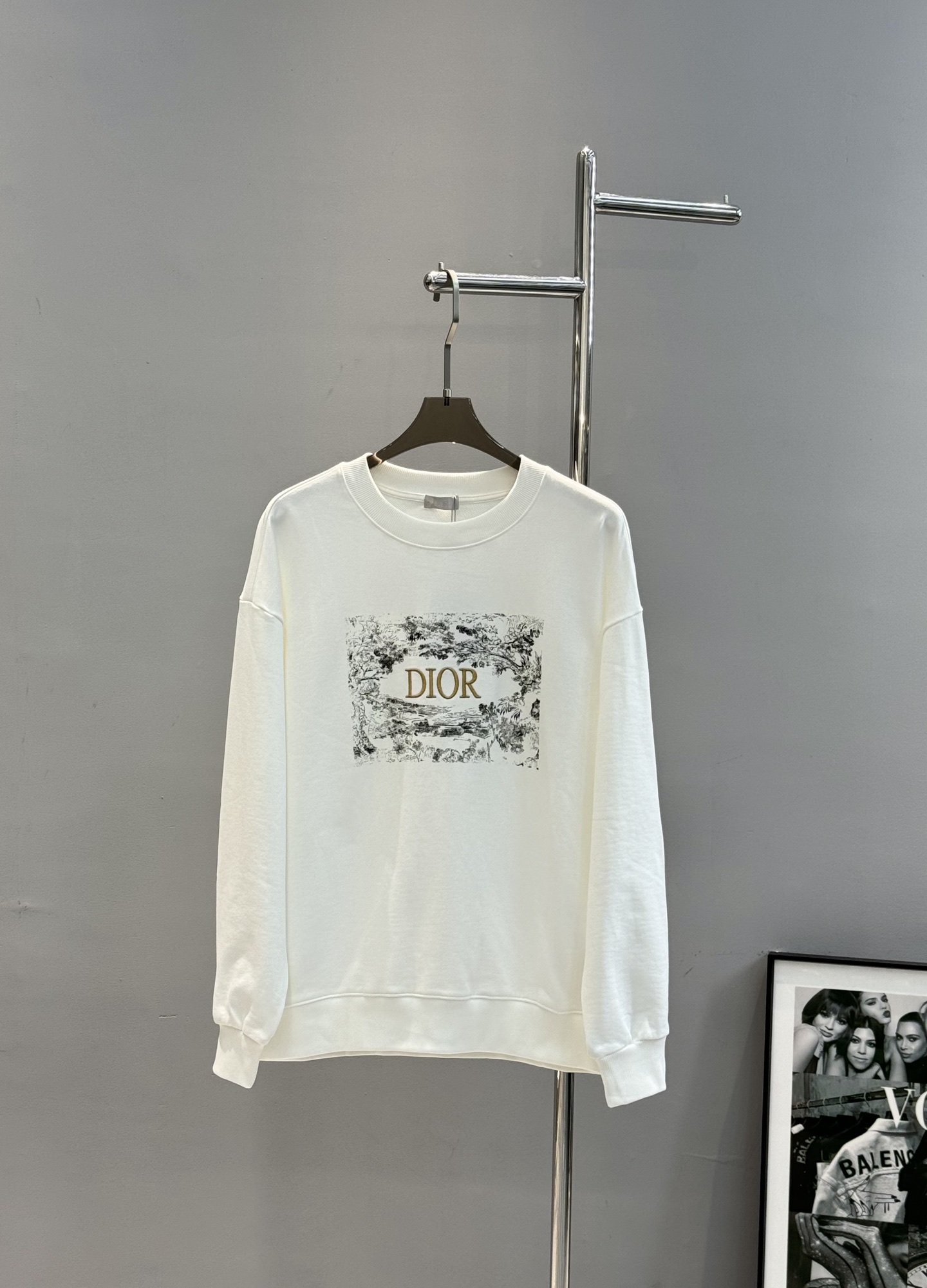 Dior 迪奥经典刺绣纯棉长袖圆领卫衣，男女同款！这款卫衣采用进口棉质抓绒布精心制作。柔软舒适，胸前饰以