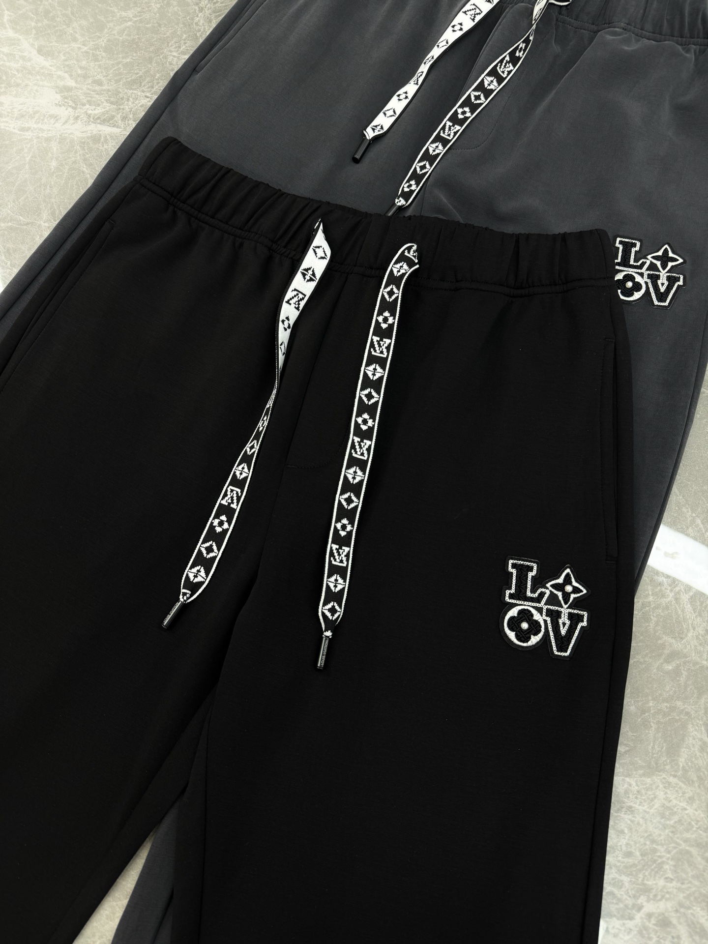 驴牌*25s新款直筒长裤.简单基础又不失奢华的搭配组合.Lv刺绣贴饰点缀. 采用定制铜氨丝空气层混纺面料