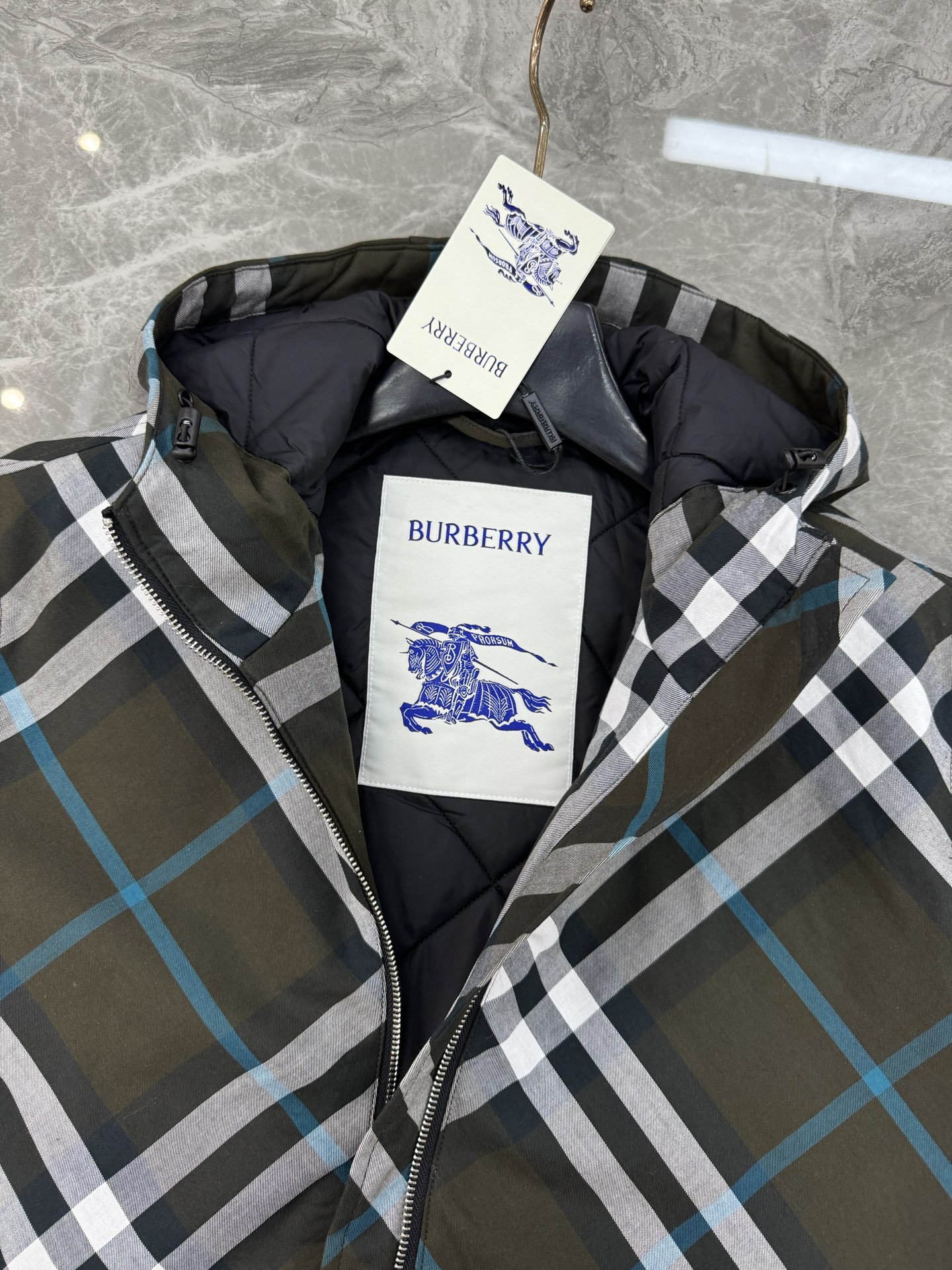 BBR*巴宝莉25s秋冬新品棉服外套！小红书同步.连帽款式.经典格子著称.原版开发1：1还原。精湛的菱形