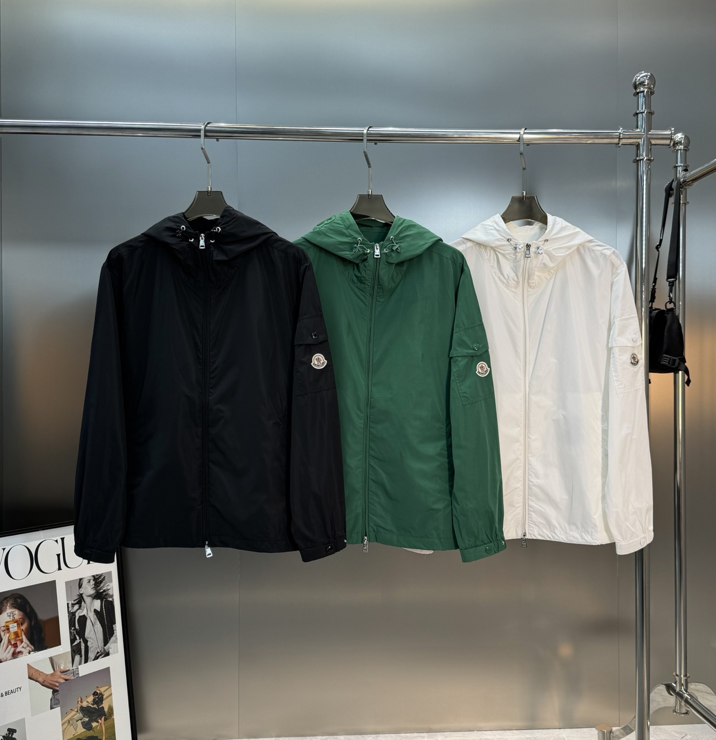 Moncler蒙口2025SS早秋新款连帽夹克外套，产品选用100％聚酯纤维制成的细密柔软面料，其质地细