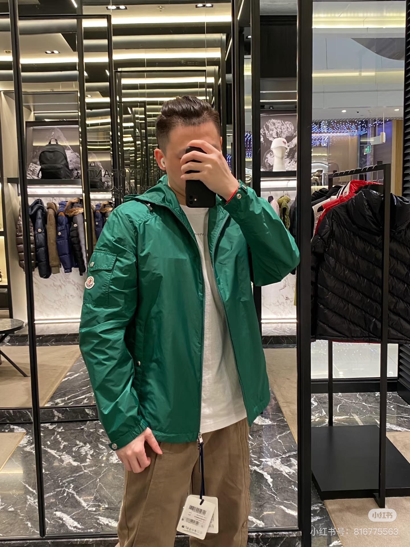 Moncler蒙口2025SS早秋新款连帽夹克外套，产品选用100％聚酯纤维制成的细密柔软面料，其质地细