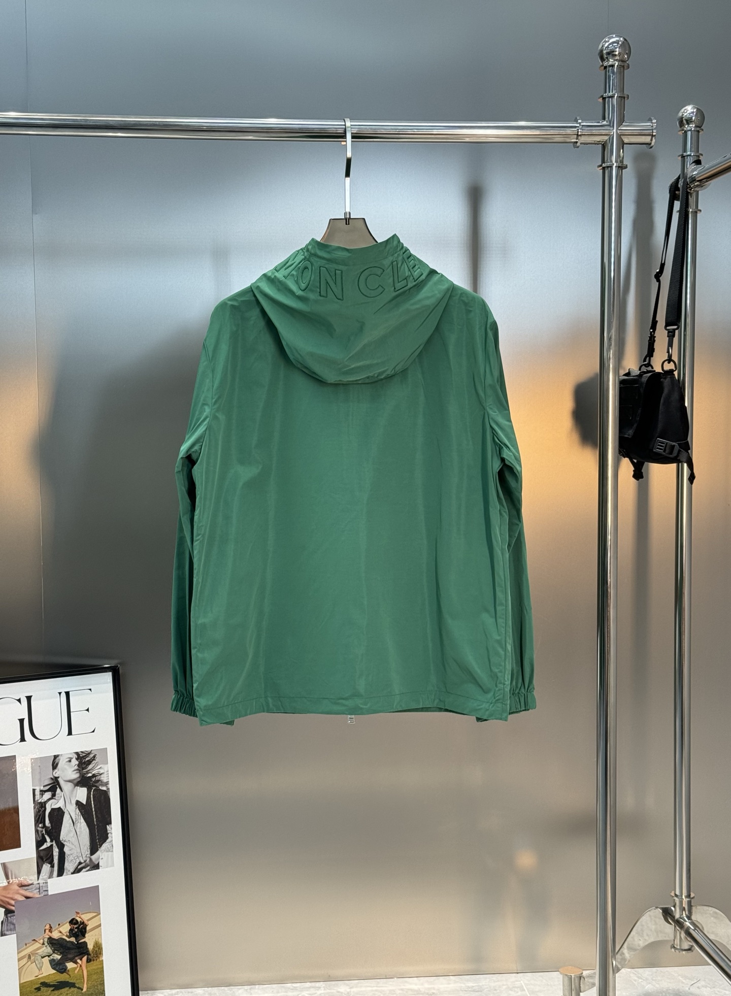 Moncler蒙口2025SS早秋新款连帽夹克外套，产品选用100％聚酯纤维制成的细密柔软面料，其质地细