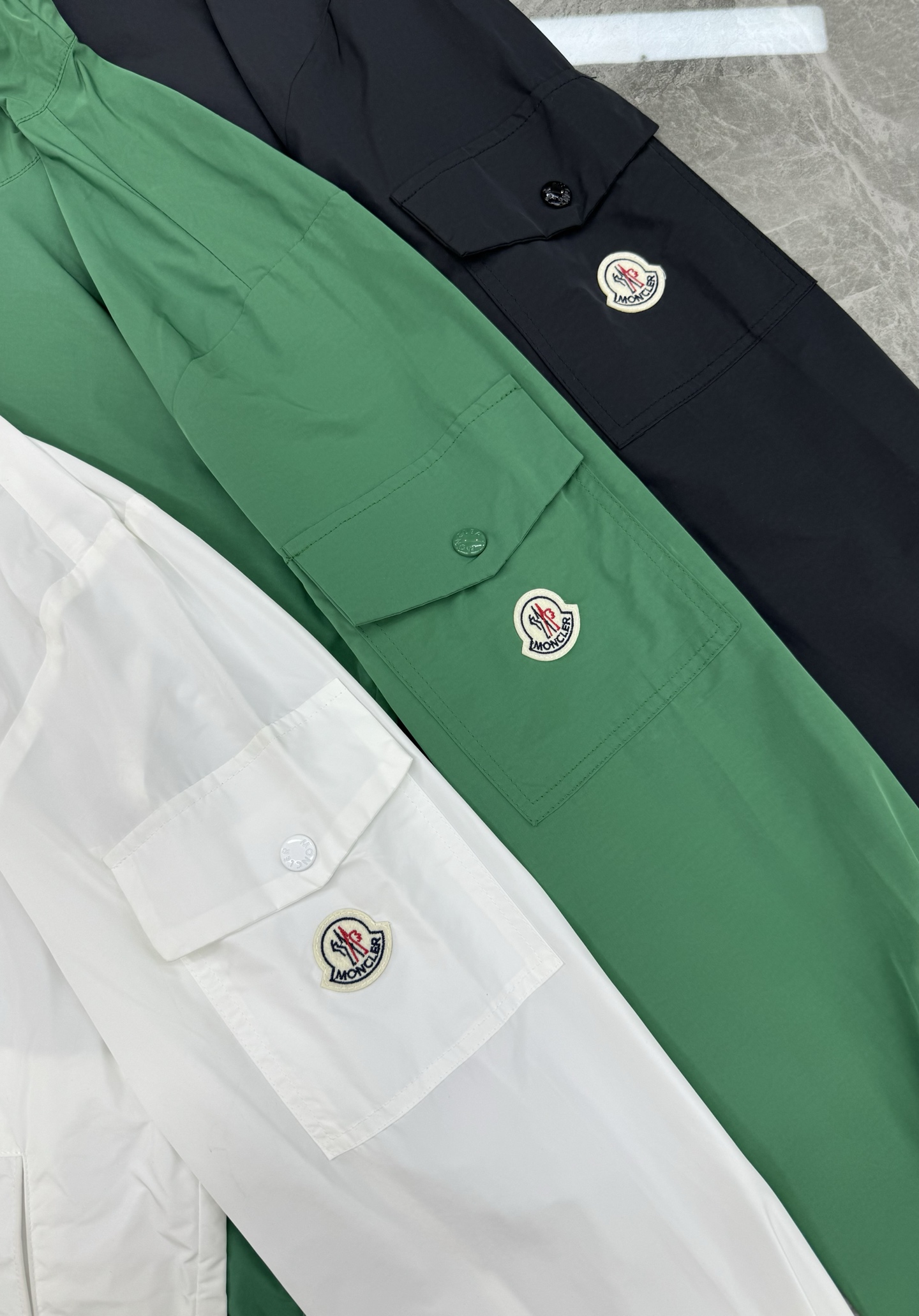 Moncler蒙口2025SS早秋新款连帽夹克外套，产品选用100％聚酯纤维制成的细密柔软面料，其质地细