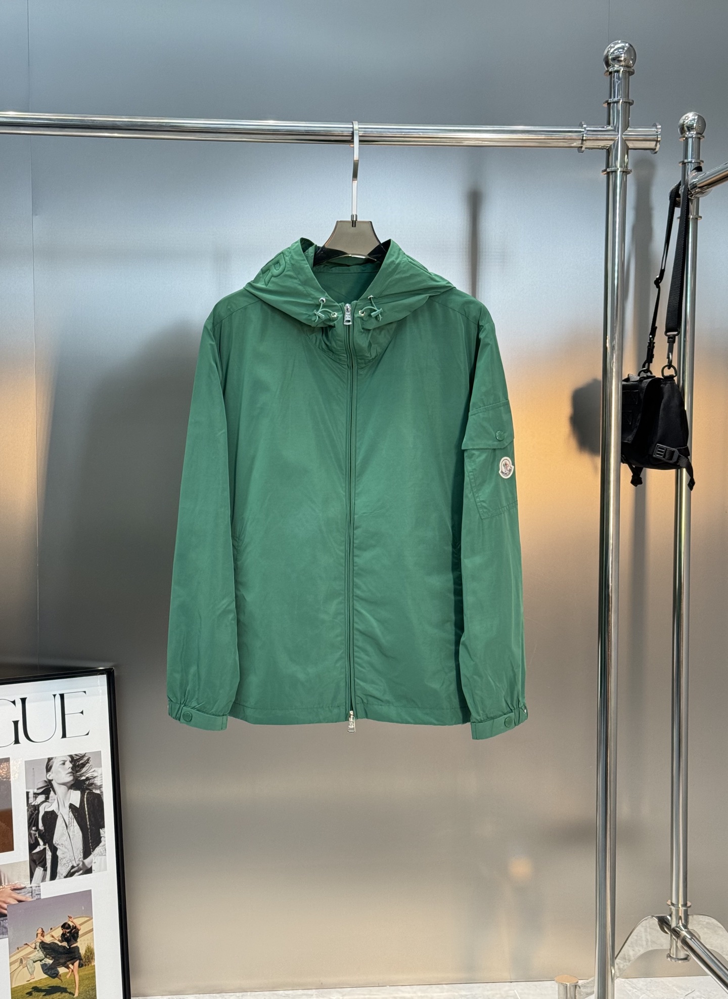 Moncler蒙口2025SS早秋新款连帽夹克外套，产品选用100％聚酯纤维制成的细密柔软面料，其质地细