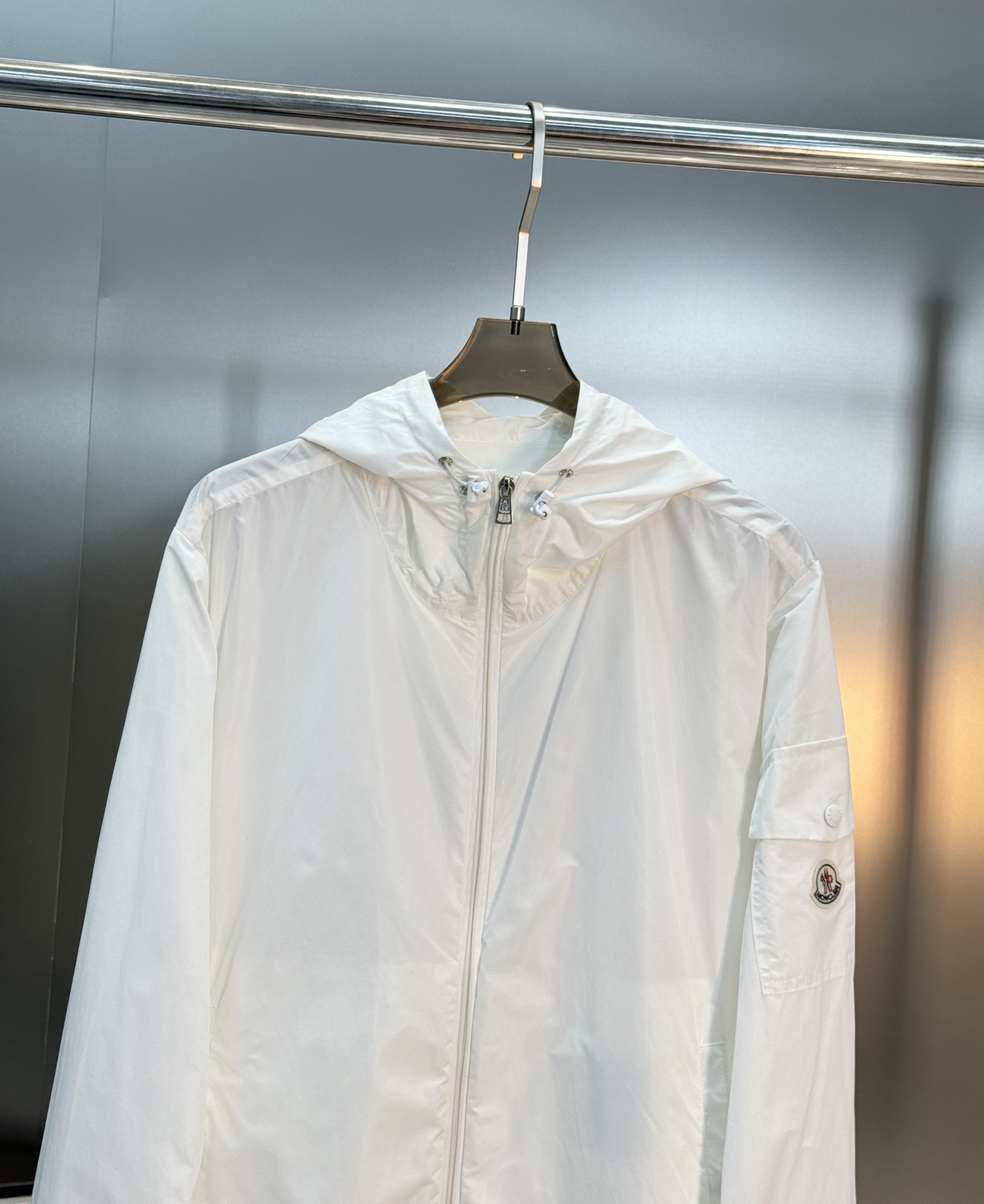 Moncler蒙口2025SS早秋新款连帽夹克外套，产品选用100％聚酯纤维制成的细密柔软面料，其质地细