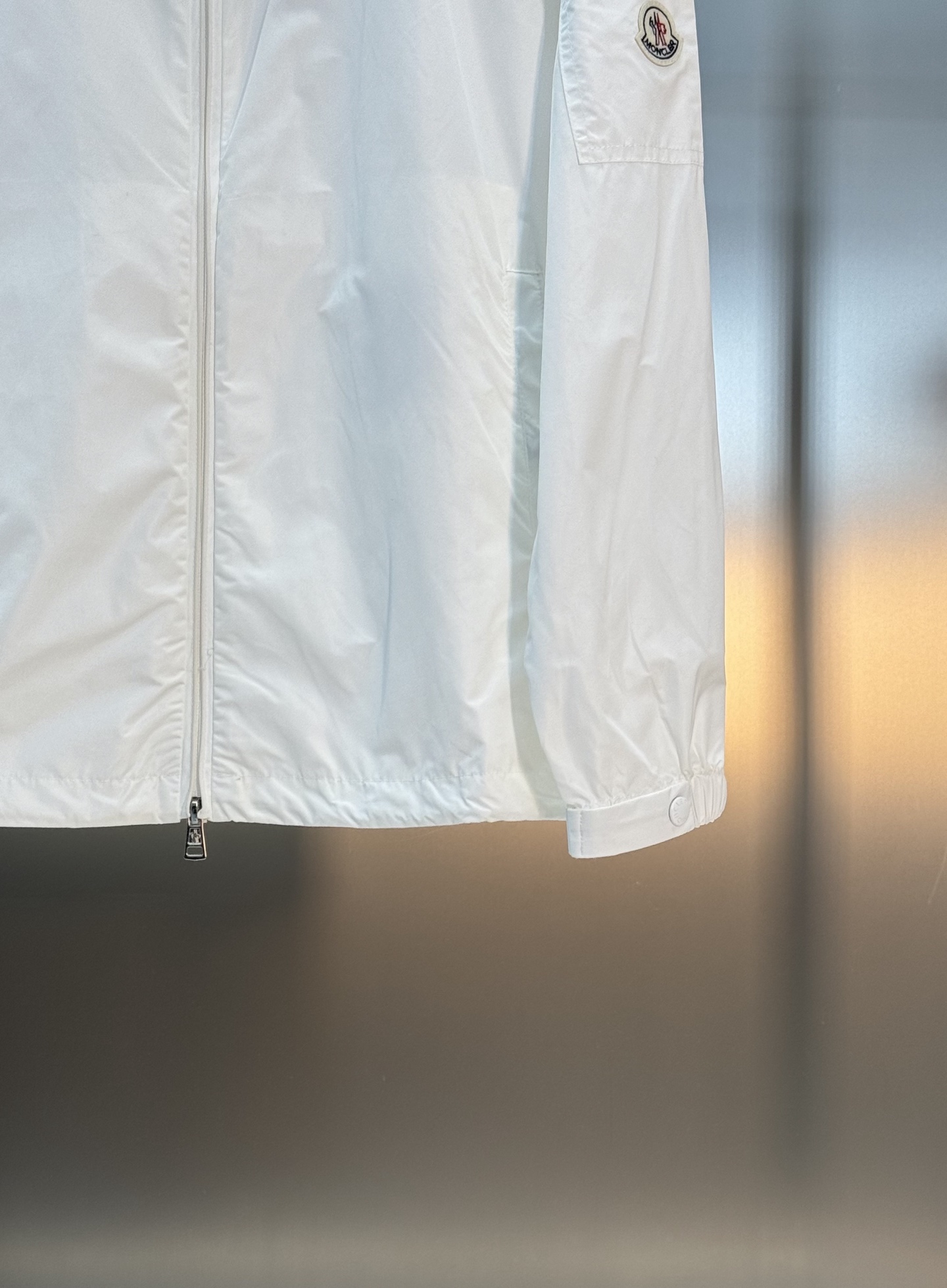 Moncler蒙口2025SS早秋新款连帽夹克外套，产品选用100％聚酯纤维制成的细密柔软面料，其质地细