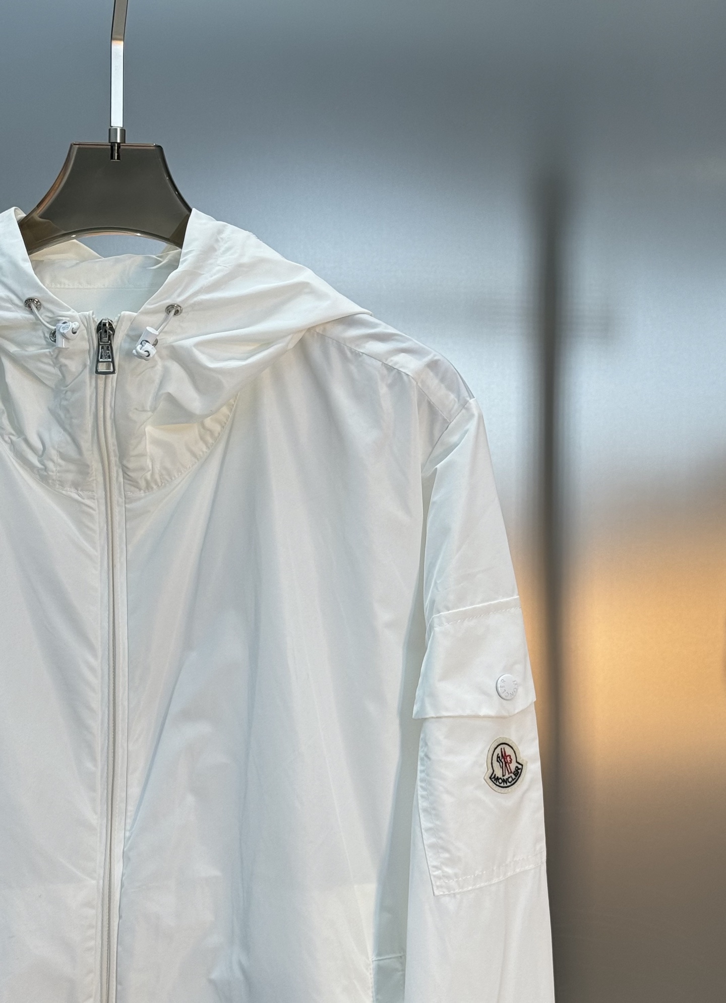 Moncler蒙口2025SS早秋新款连帽夹克外套，产品选用100％聚酯纤维制成的细密柔软面料，其质地细