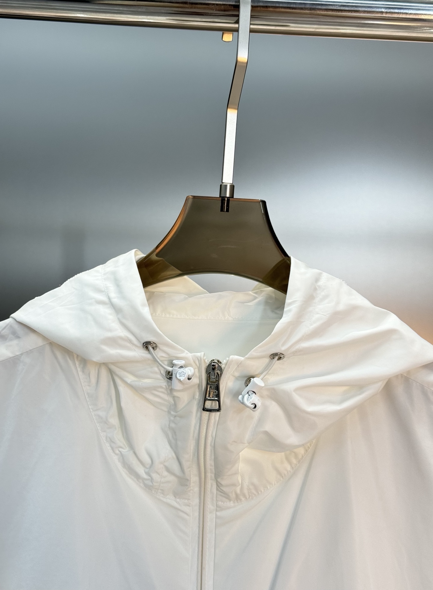 Moncler蒙口2025SS早秋新款连帽夹克外套，产品选用100％聚酯纤维制成的细密柔软面料，其质地细