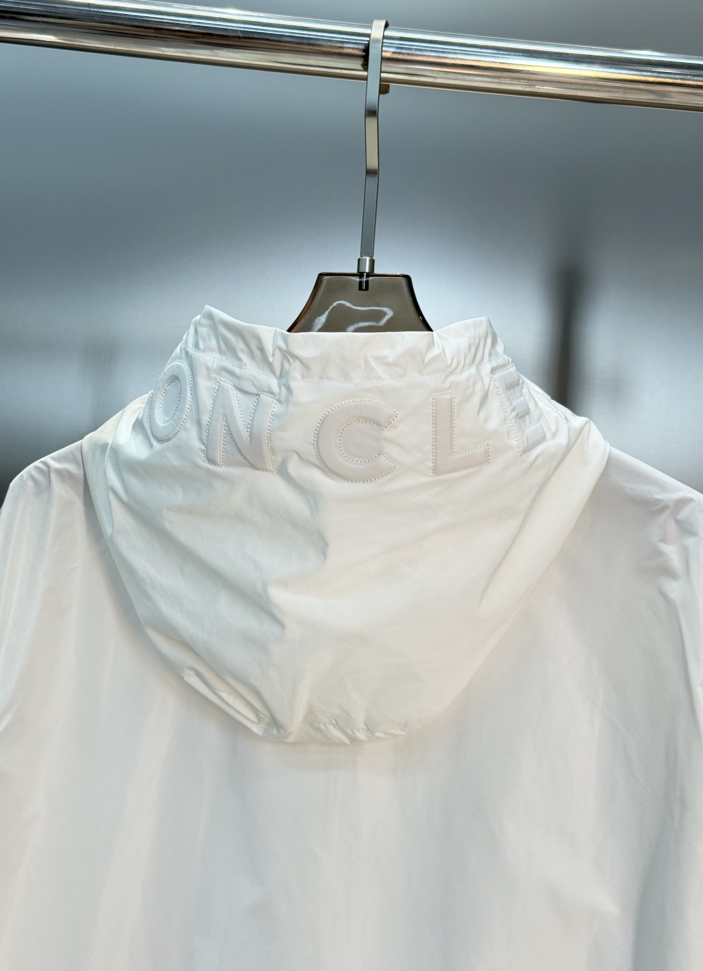 Moncler蒙口2025SS早秋新款连帽夹克外套，产品选用100％聚酯纤维制成的细密柔软面料，其质地细