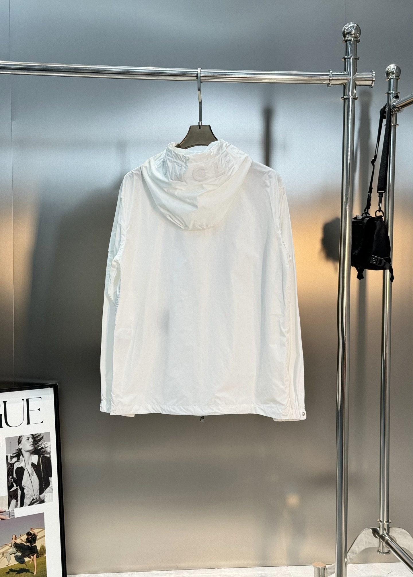 Moncler蒙口2025SS早秋新款连帽夹克外套，产品选用100％聚酯纤维制成的细密柔软面料，其质地细