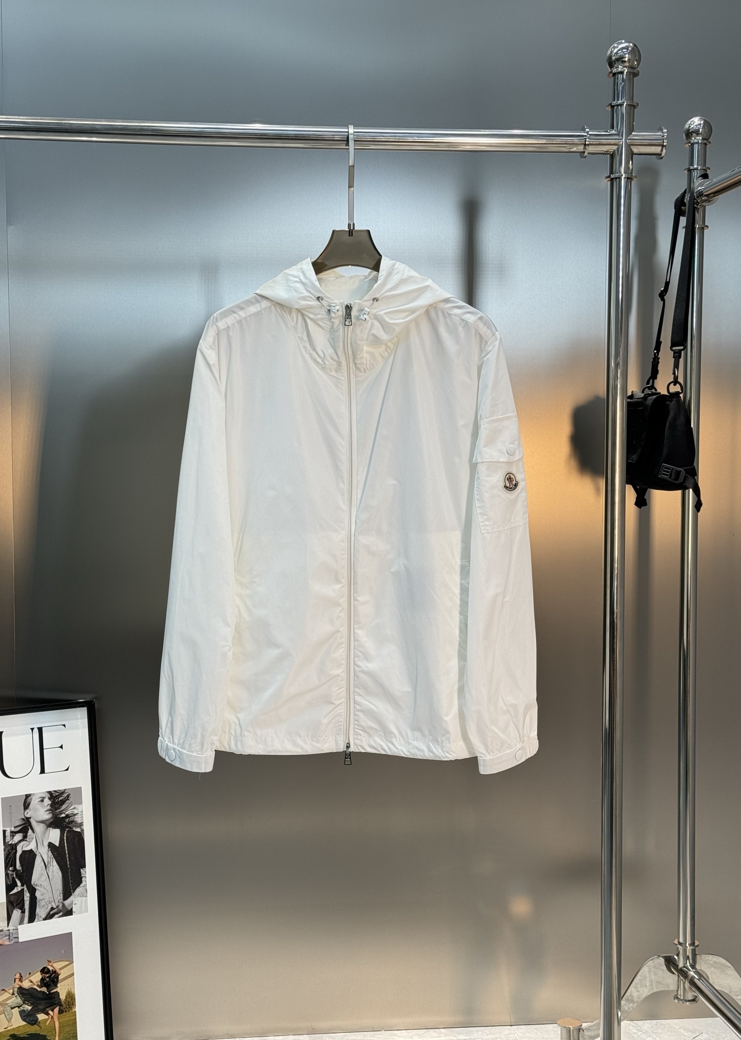 Moncler蒙口2025SS早秋新款连帽夹克外套，产品选用100％聚酯纤维制成的细密柔软面料，其质地细