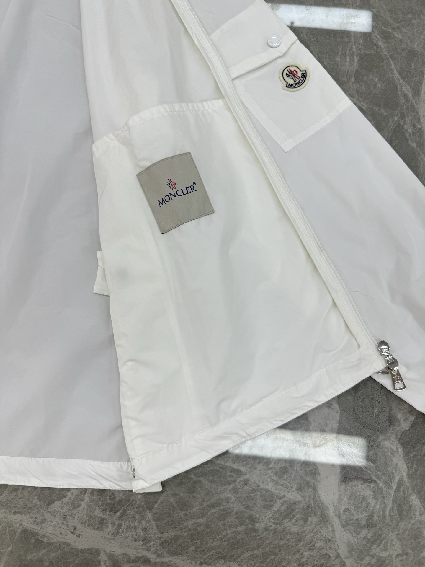 Moncler蒙口2025SS早秋新款连帽夹克外套，产品选用100％聚酯纤维制成的细密柔软面料，其质地细