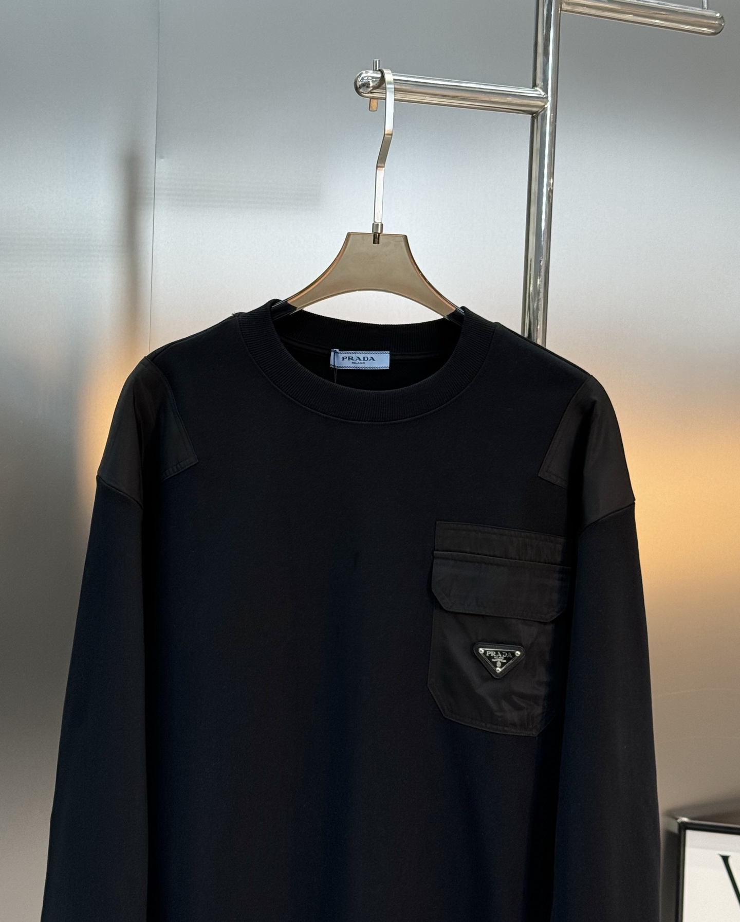 Prada普拉达25s原单新品.棉质抓绒和再生尼龙圆领运动衫.这款主体面料为棉质抓绒，在肩位，胸口和臂袋