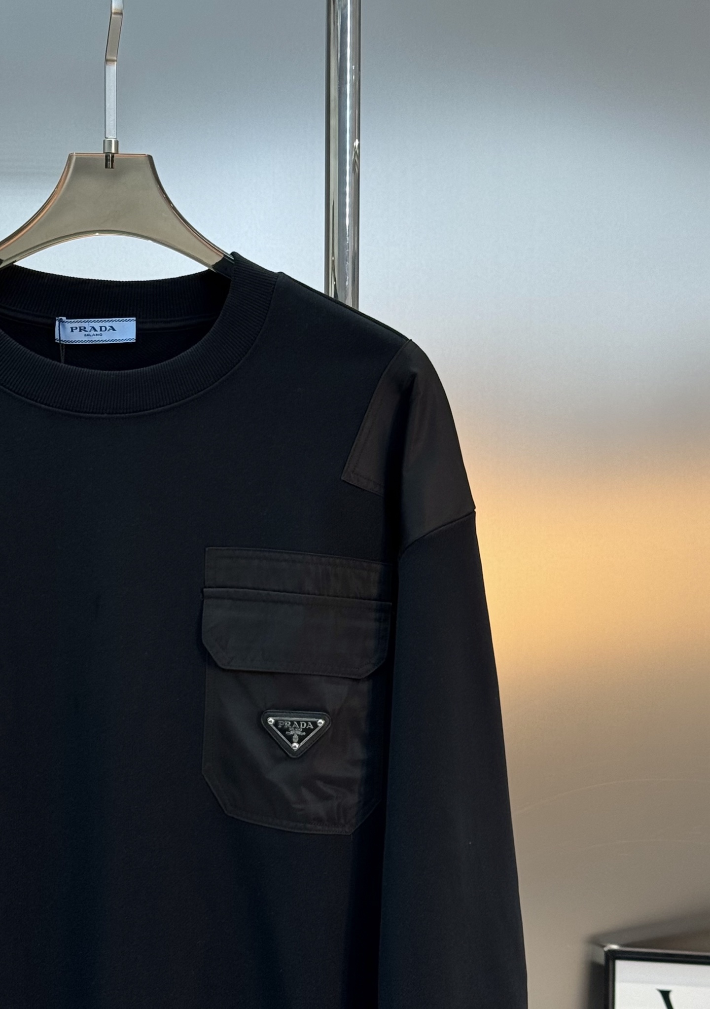 Prada普拉达25s原单新品.棉质抓绒和再生尼龙圆领运动衫.这款主体面料为棉质抓绒，在肩位，胸口和臂袋