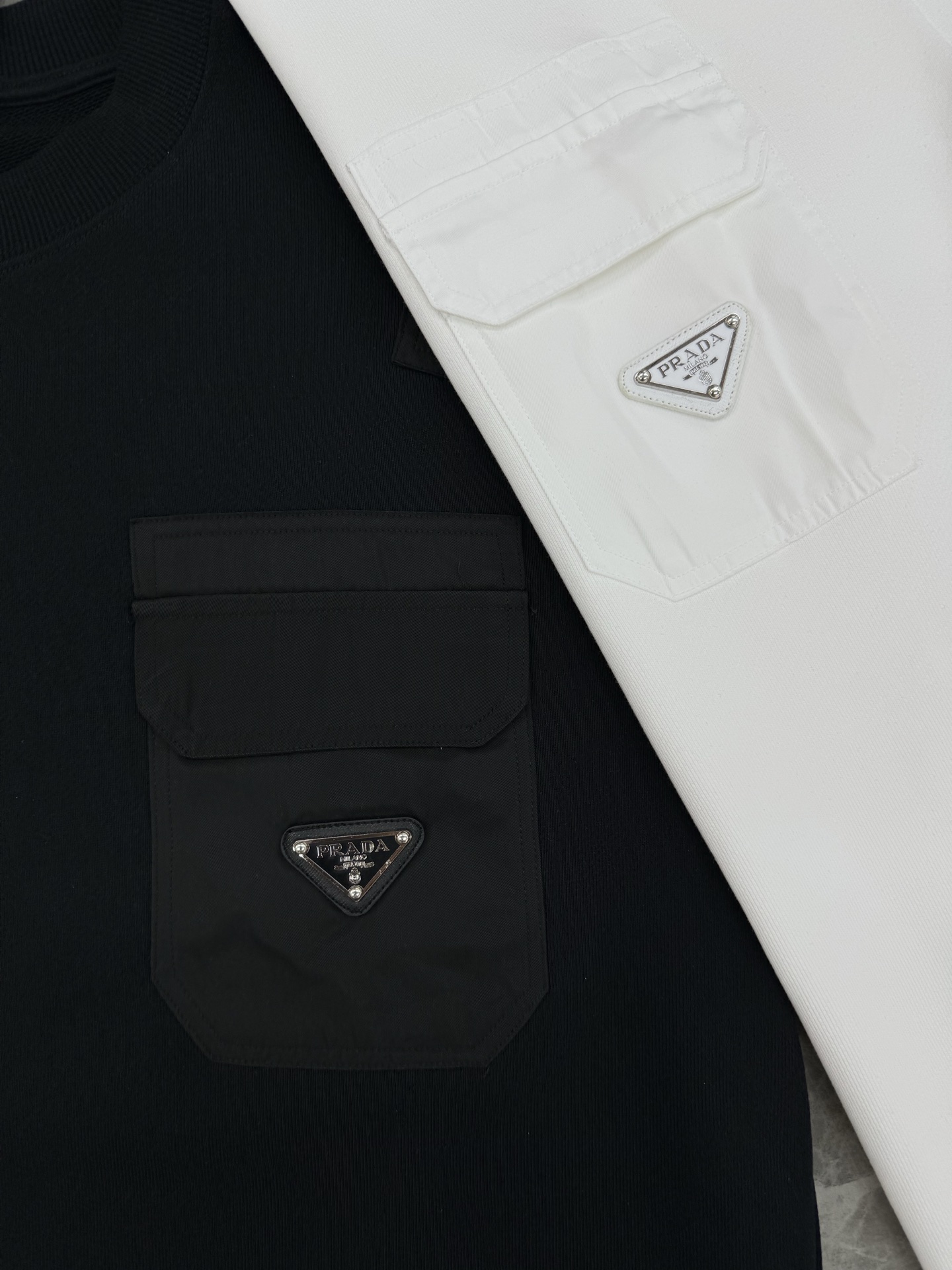 Prada普拉达25s原单新品.棉质抓绒和再生尼龙圆领运动衫.这款主体面料为棉质抓绒，在肩位，胸口和臂袋