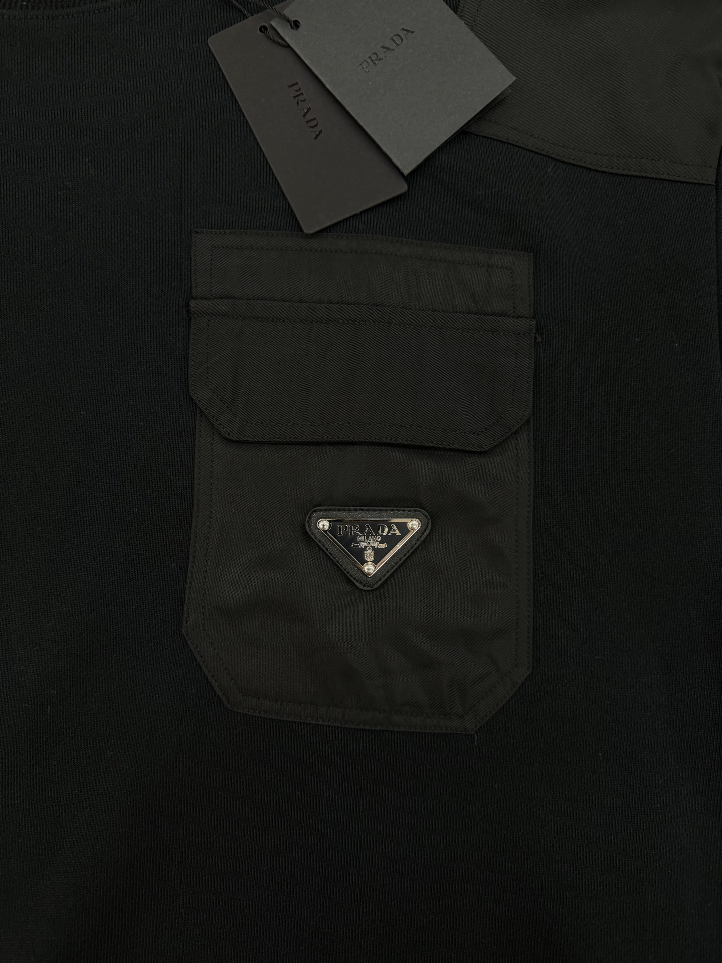 Prada普拉达25s原单新品.棉质抓绒和再生尼龙圆领运动衫.这款主体面料为棉质抓绒，在肩位，胸口和臂袋