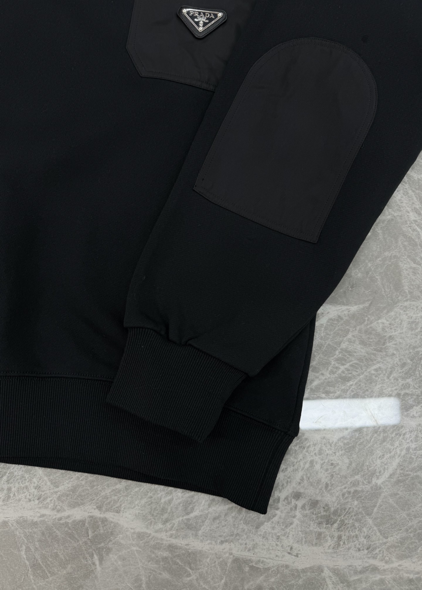 Prada普拉达25s原单新品.棉质抓绒和再生尼龙圆领运动衫.这款主体面料为棉质抓绒，在肩位，胸口和臂袋