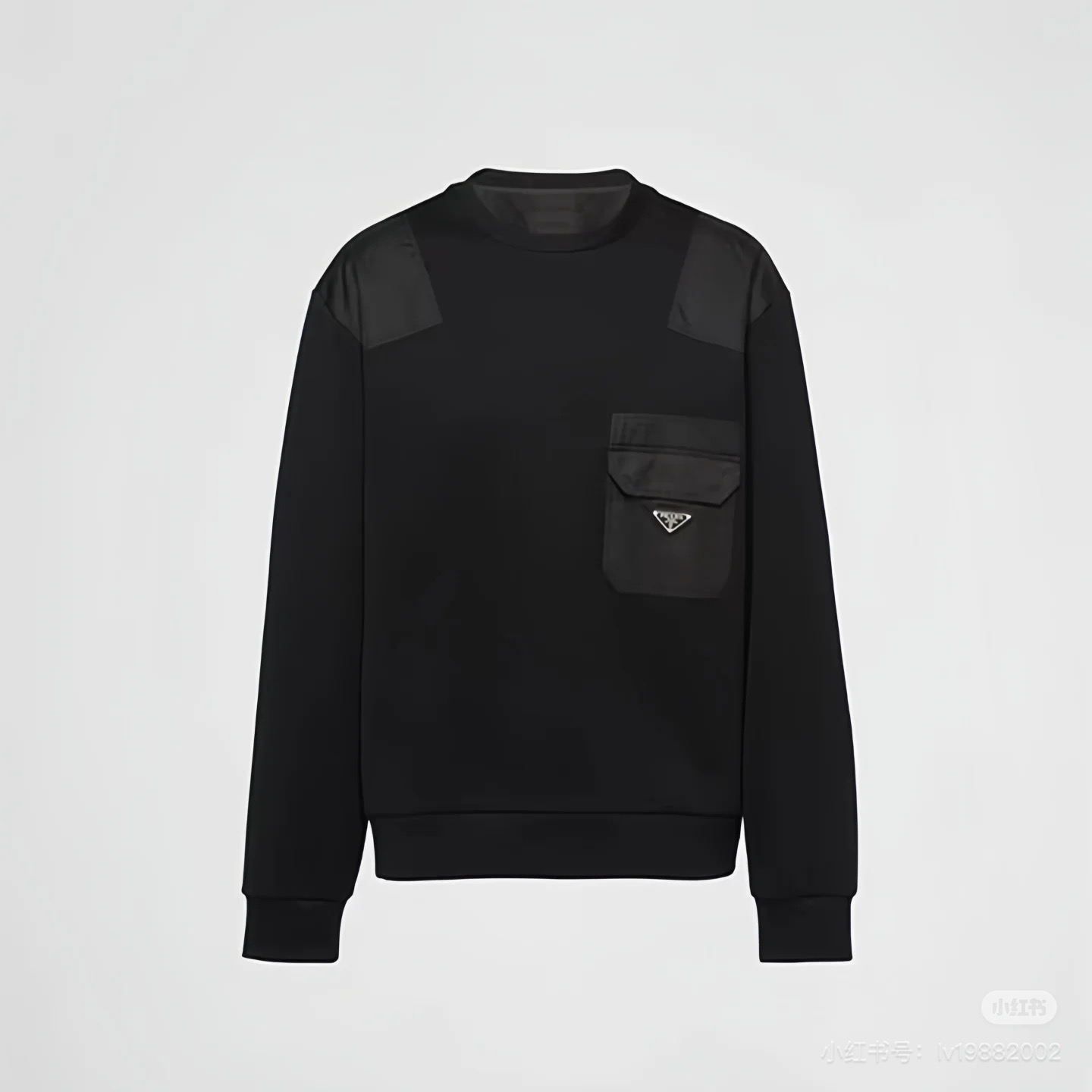 Prada普拉达25s原单新品.棉质抓绒和再生尼龙圆领运动衫.这款主体面料为棉质抓绒，在肩位，胸口和臂袋