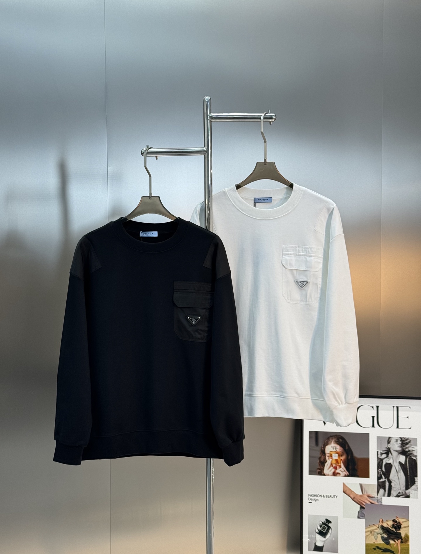 Prada普拉达25s原单新品.棉质抓绒和再生尼龙圆领运动衫.这款主体面料为棉质抓绒，在肩位，胸口和臂袋