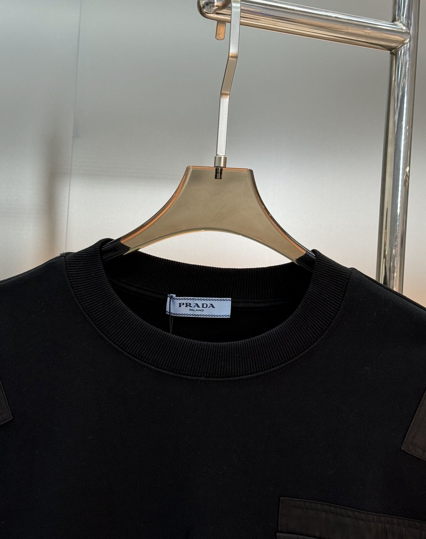 Prada普拉达25s原单新品.棉质抓绒和再生尼龙圆领运动衫.这款主体面料为棉质抓绒，在肩位，胸口和臂袋