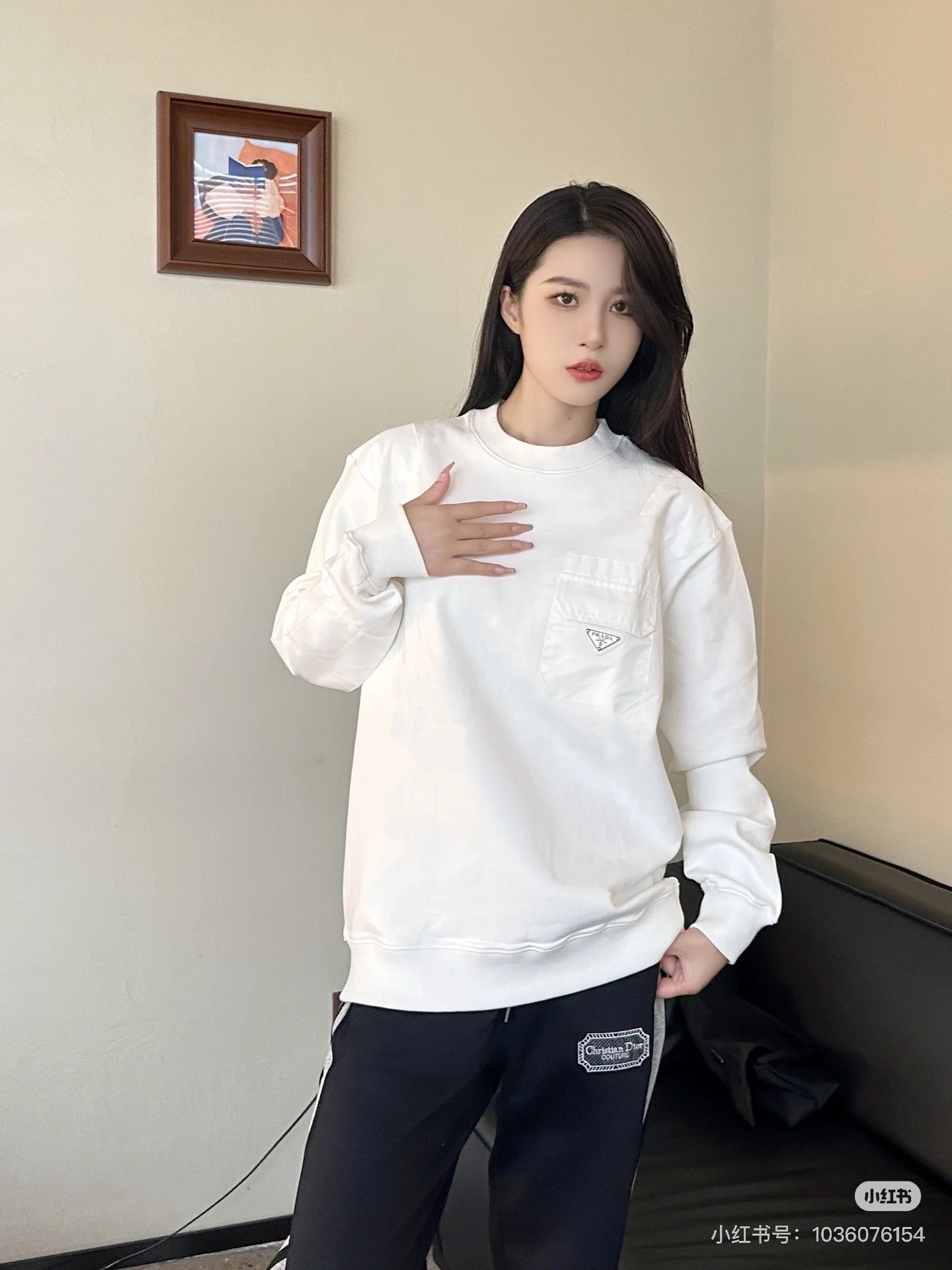 Prada普拉达25s原单新品.棉质抓绒和再生尼龙圆领运动衫.这款主体面料为棉质抓绒，在肩位，胸口和臂袋