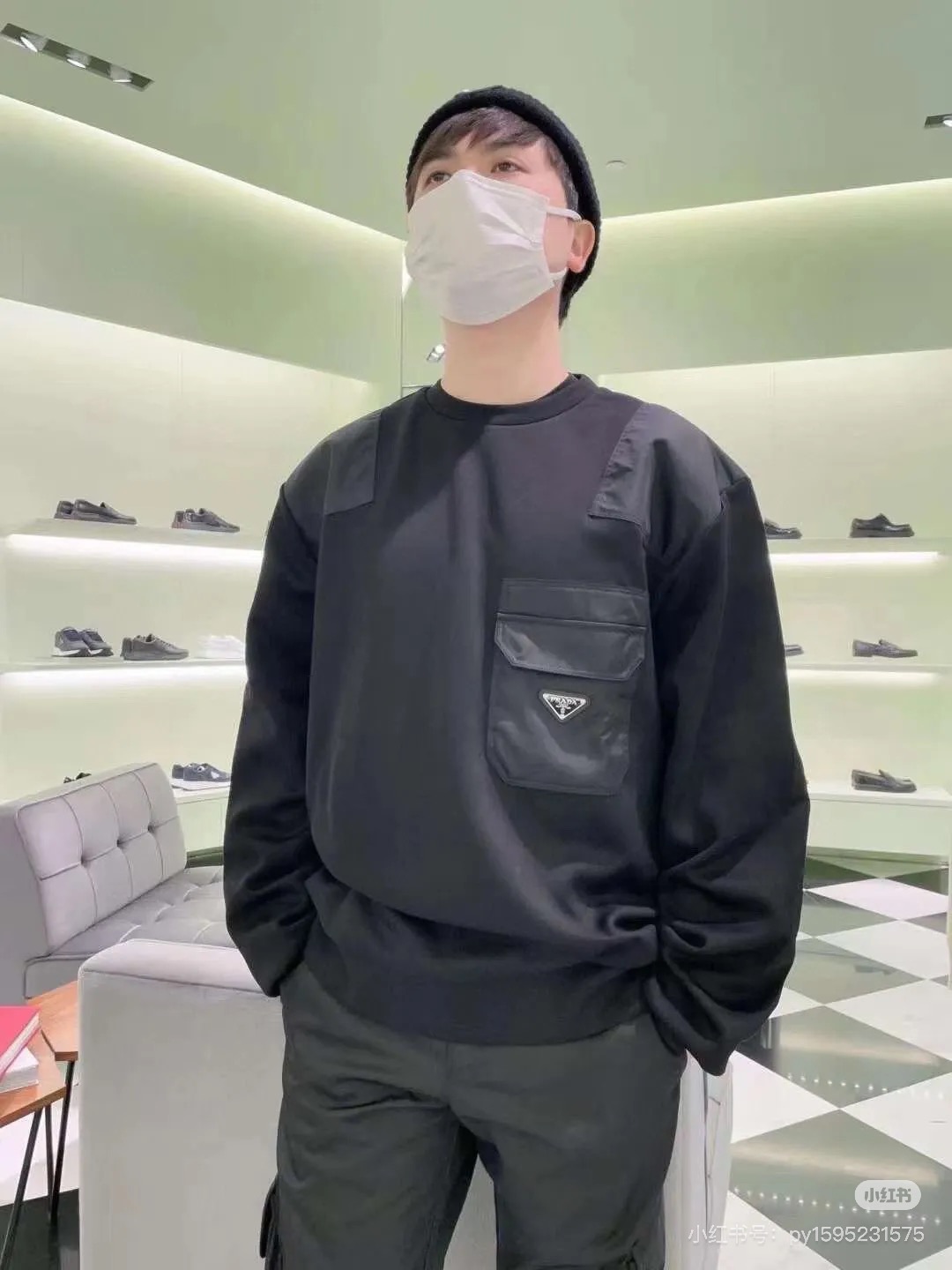 Prada普拉达25s原单新品.棉质抓绒和再生尼龙圆领运动衫.这款主体面料为棉质抓绒，在肩位，胸口和臂袋