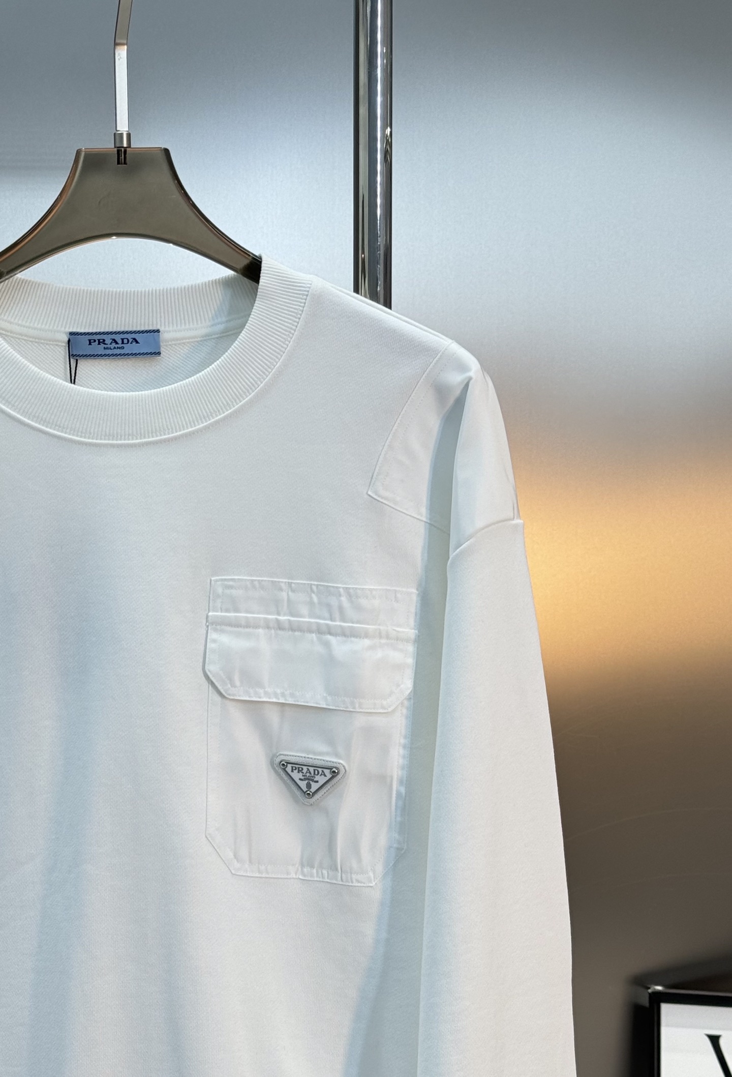 Prada普拉达25s原单新品.棉质抓绒和再生尼龙圆领运动衫.这款主体面料为棉质抓绒，在肩位，胸口和臂袋