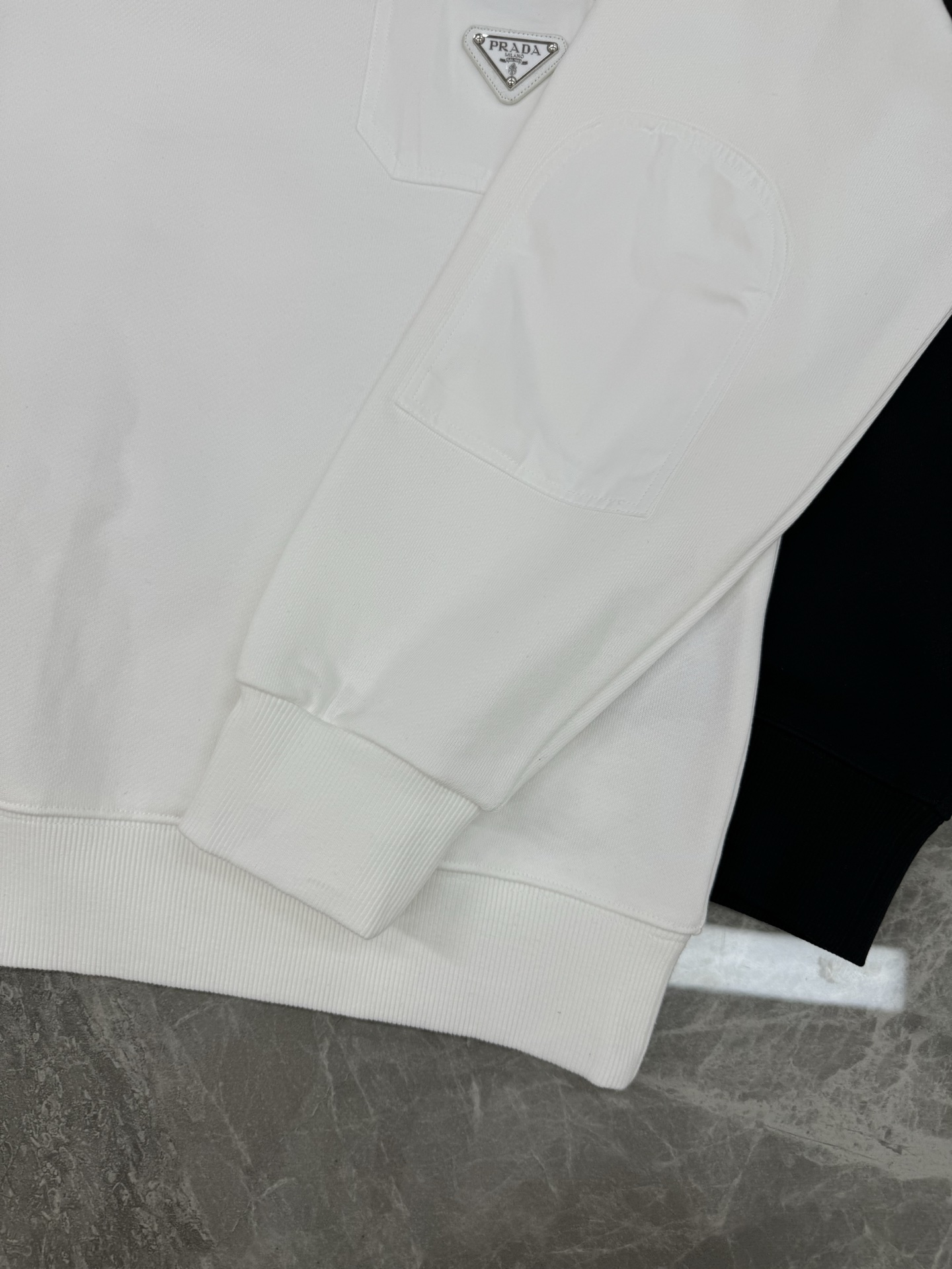 Prada普拉达25s原单新品.棉质抓绒和再生尼龙圆领运动衫.这款主体面料为棉质抓绒，在肩位，胸口和臂袋