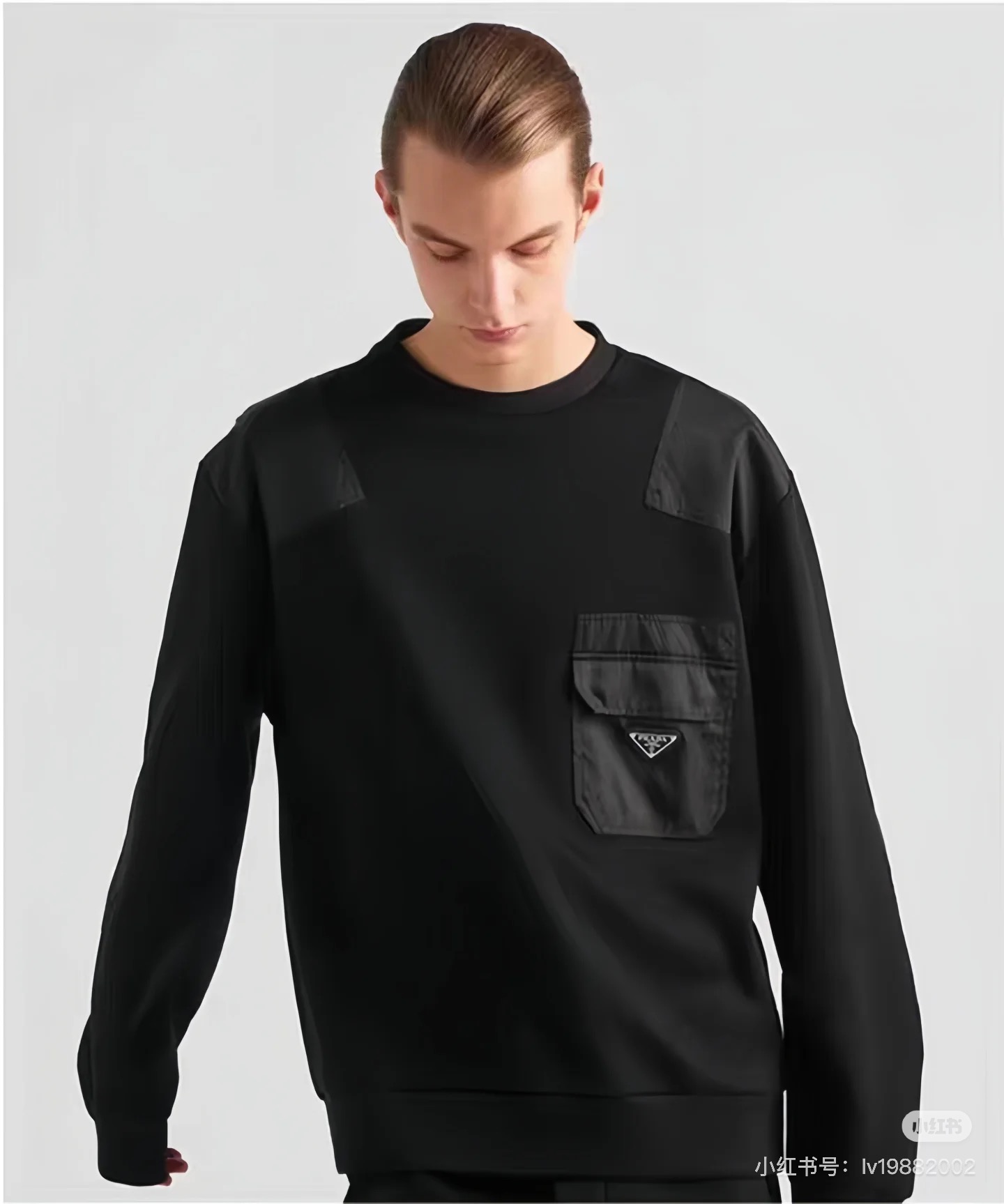 Prada普拉达25s原单新品.棉质抓绒和再生尼龙圆领运动衫.这款主体面料为棉质抓绒，在肩位，胸口和臂袋