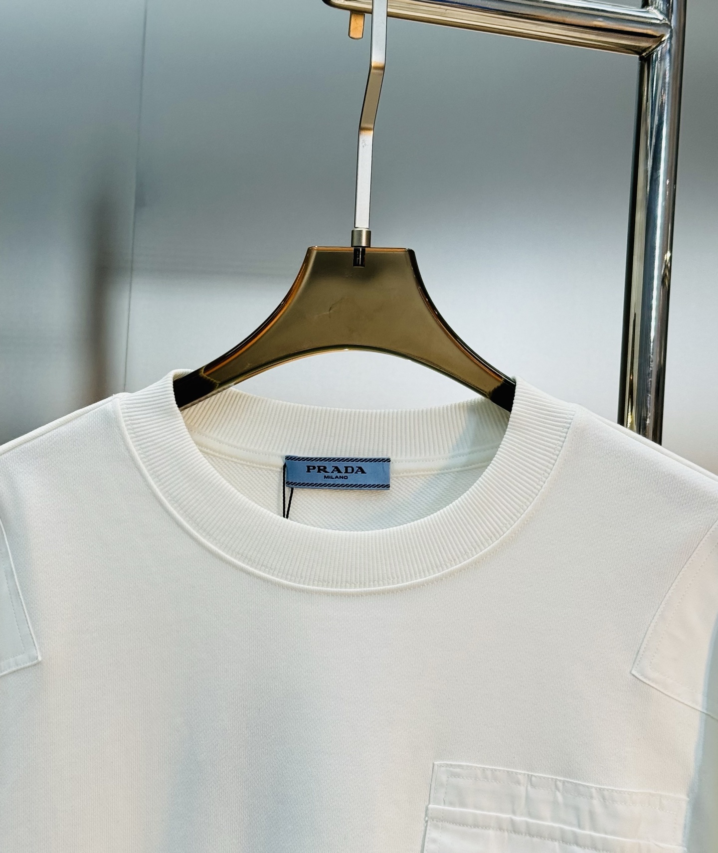 Prada普拉达25s原单新品.棉质抓绒和再生尼龙圆领运动衫.这款主体面料为棉质抓绒，在肩位，胸口和臂袋