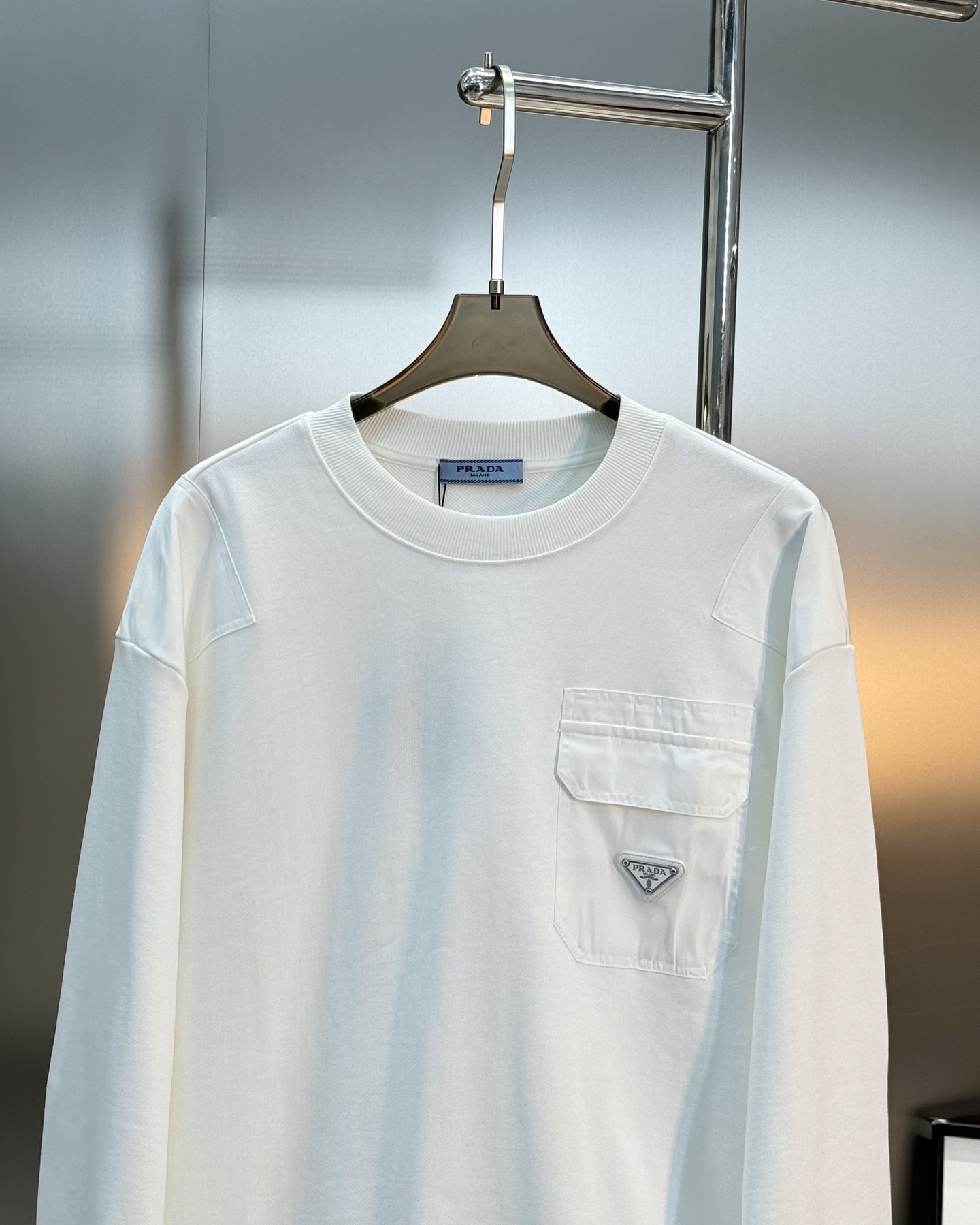 Prada普拉达25s原单新品.棉质抓绒和再生尼龙圆领运动衫.这款主体面料为棉质抓绒，在肩位，胸口和臂袋