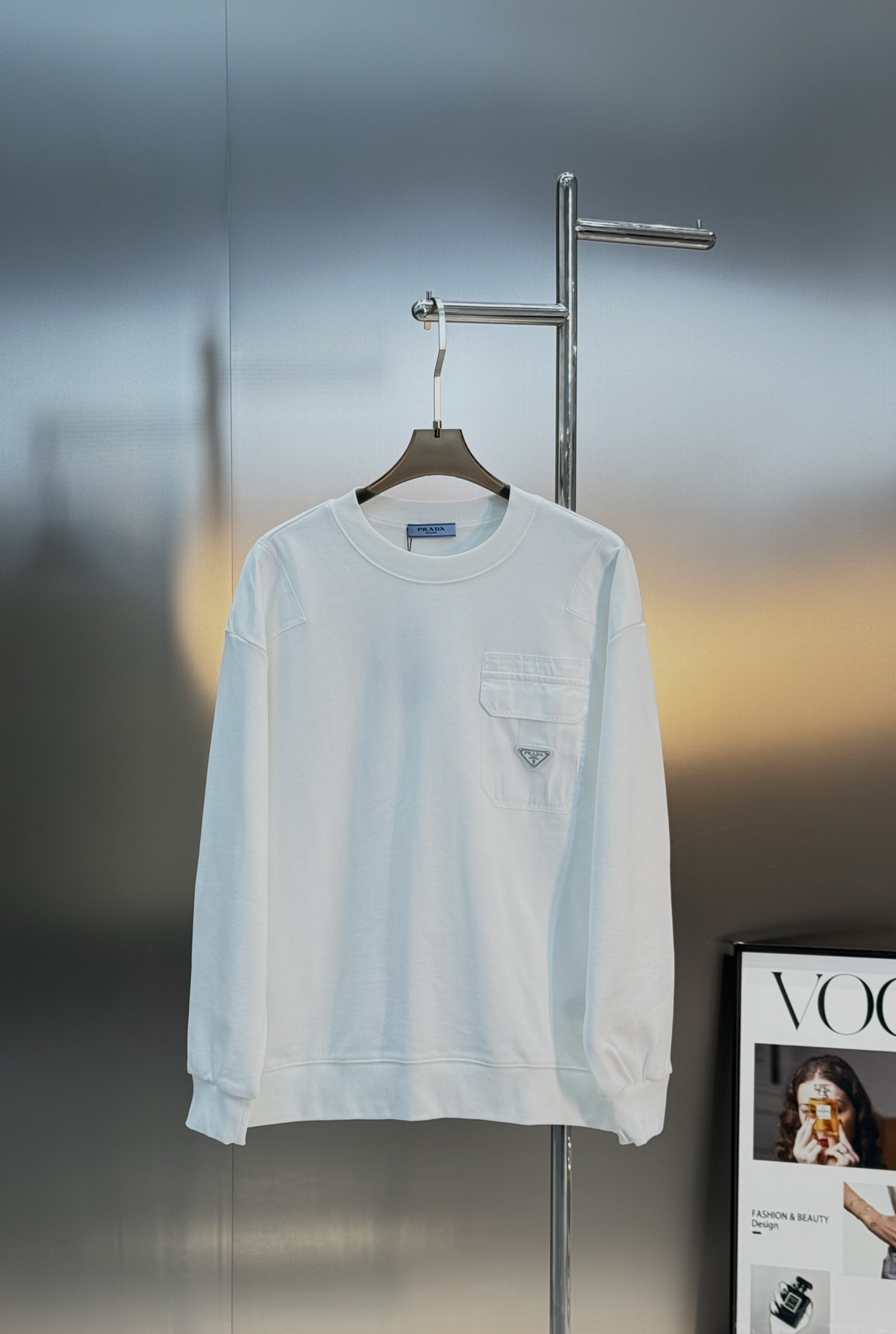 Prada普拉达25s原单新品.棉质抓绒和再生尼龙圆领运动衫.这款主体面料为棉质抓绒，在肩位，胸口和臂袋