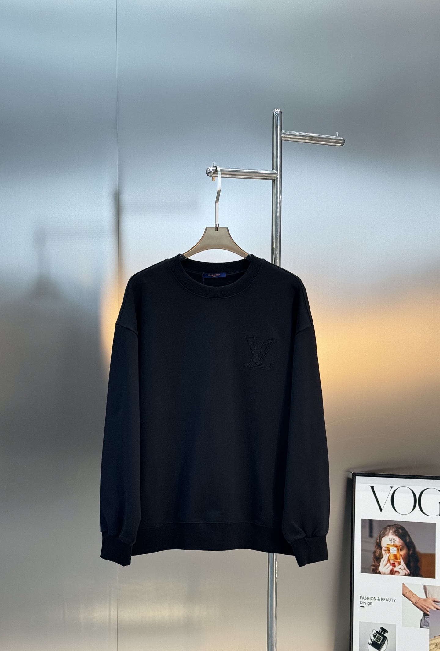 驴牌*新款圆领卫衣.25s男女同款！简单基础款.衣身本色绣花工艺.胸口经典品牌字母绣花设计.后背呈现大面