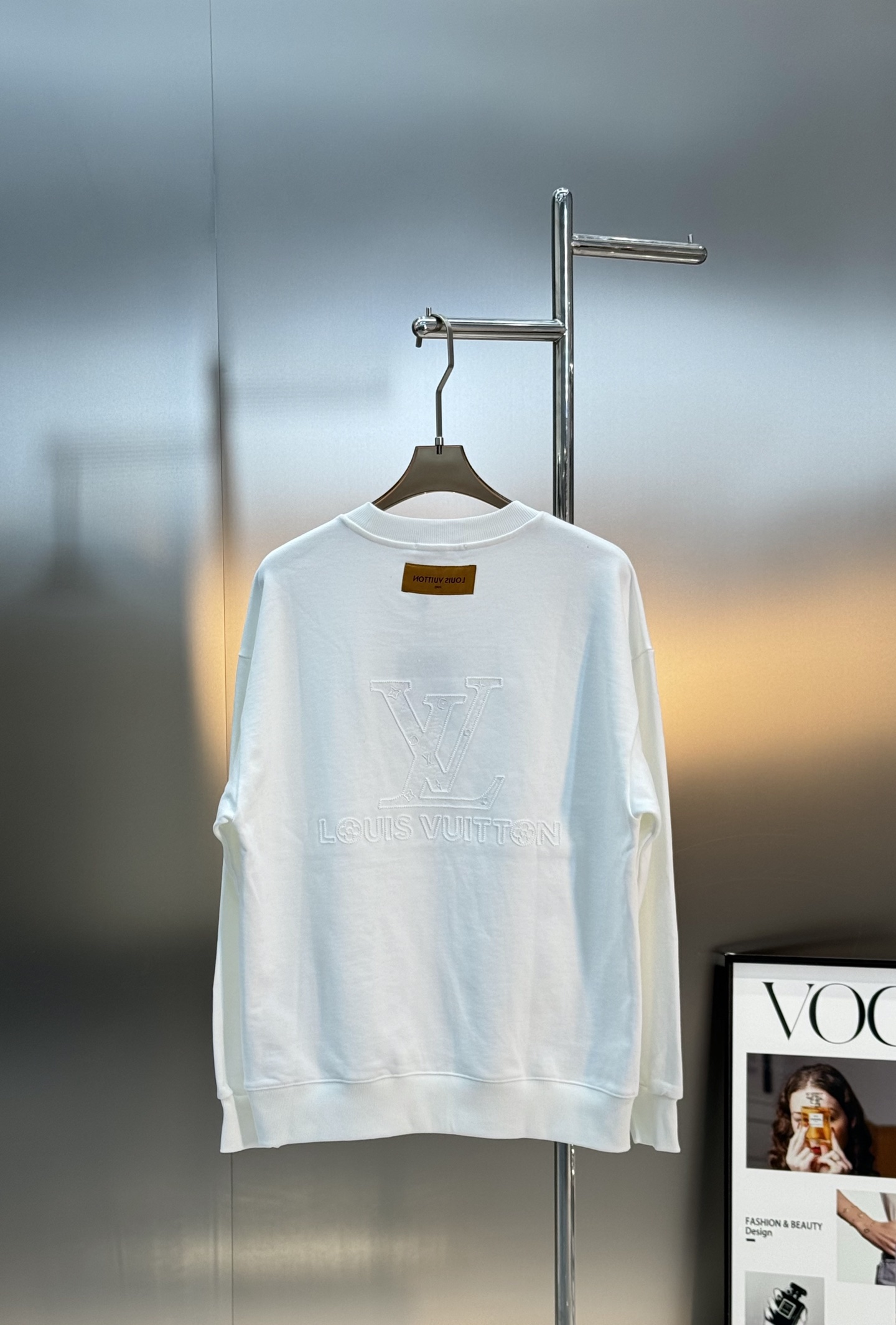 驴牌*新款圆领卫衣.25s男女同款！简单基础款.衣身本色绣花工艺.胸口经典品牌字母绣花设计.后背呈现大面