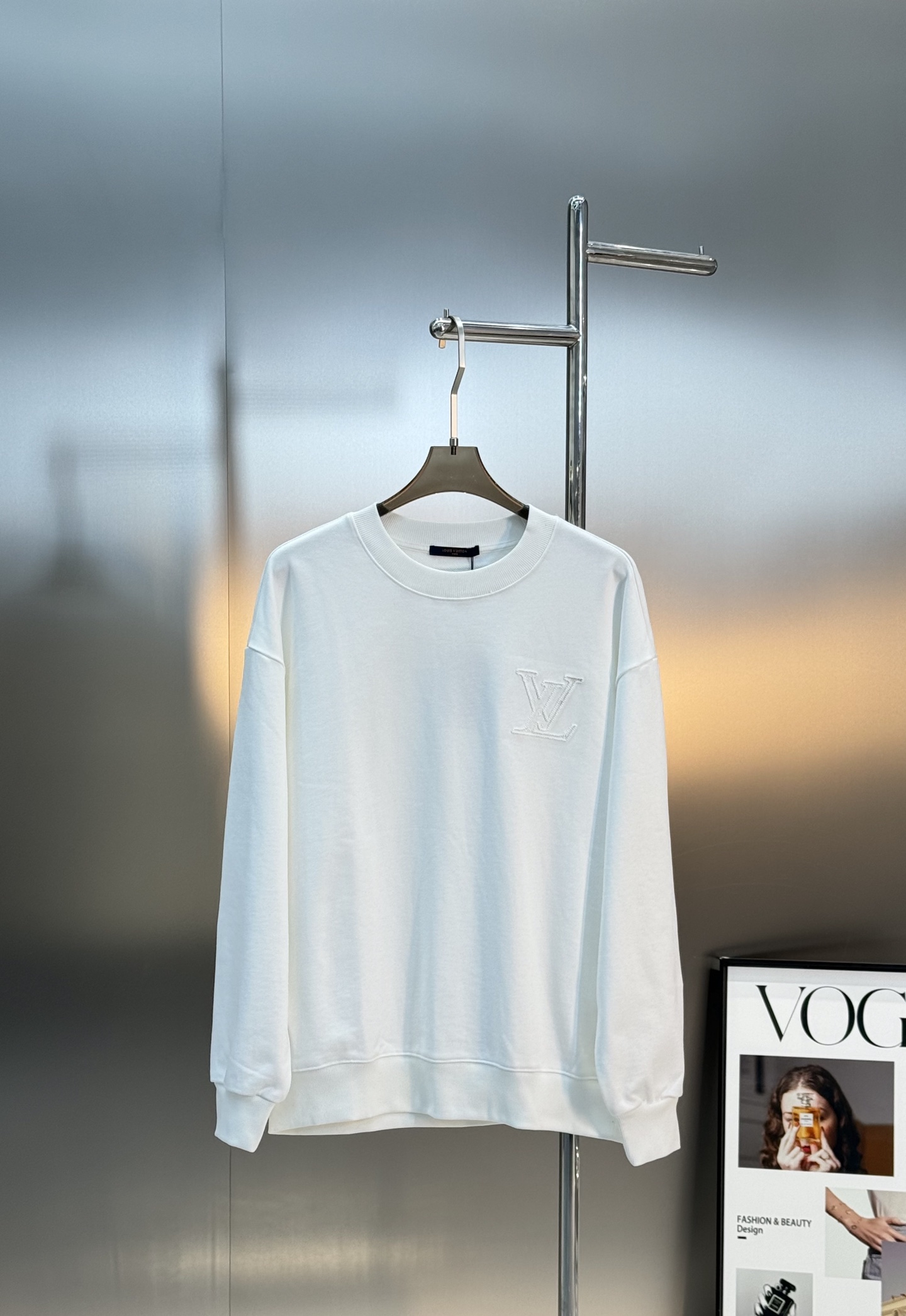 驴牌*新款圆领卫衣.25s男女同款！简单基础款.衣身本色绣花工艺.胸口经典品牌字母绣花设计.后背呈现大面