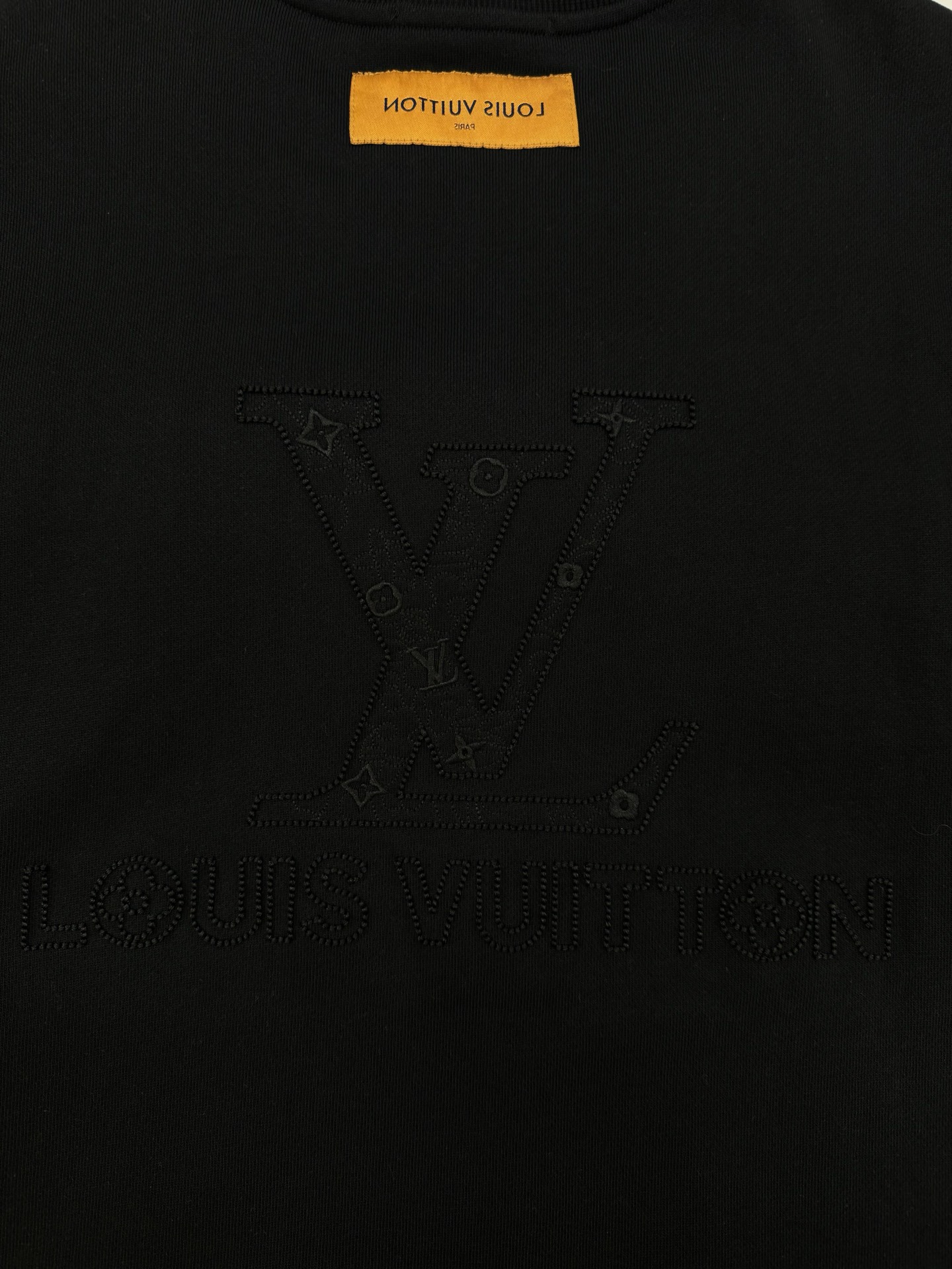 驴牌*新款圆领卫衣.25s男女同款！简单基础款.衣身本色绣花工艺.胸口经典品牌字母绣花设计.后背呈现大面