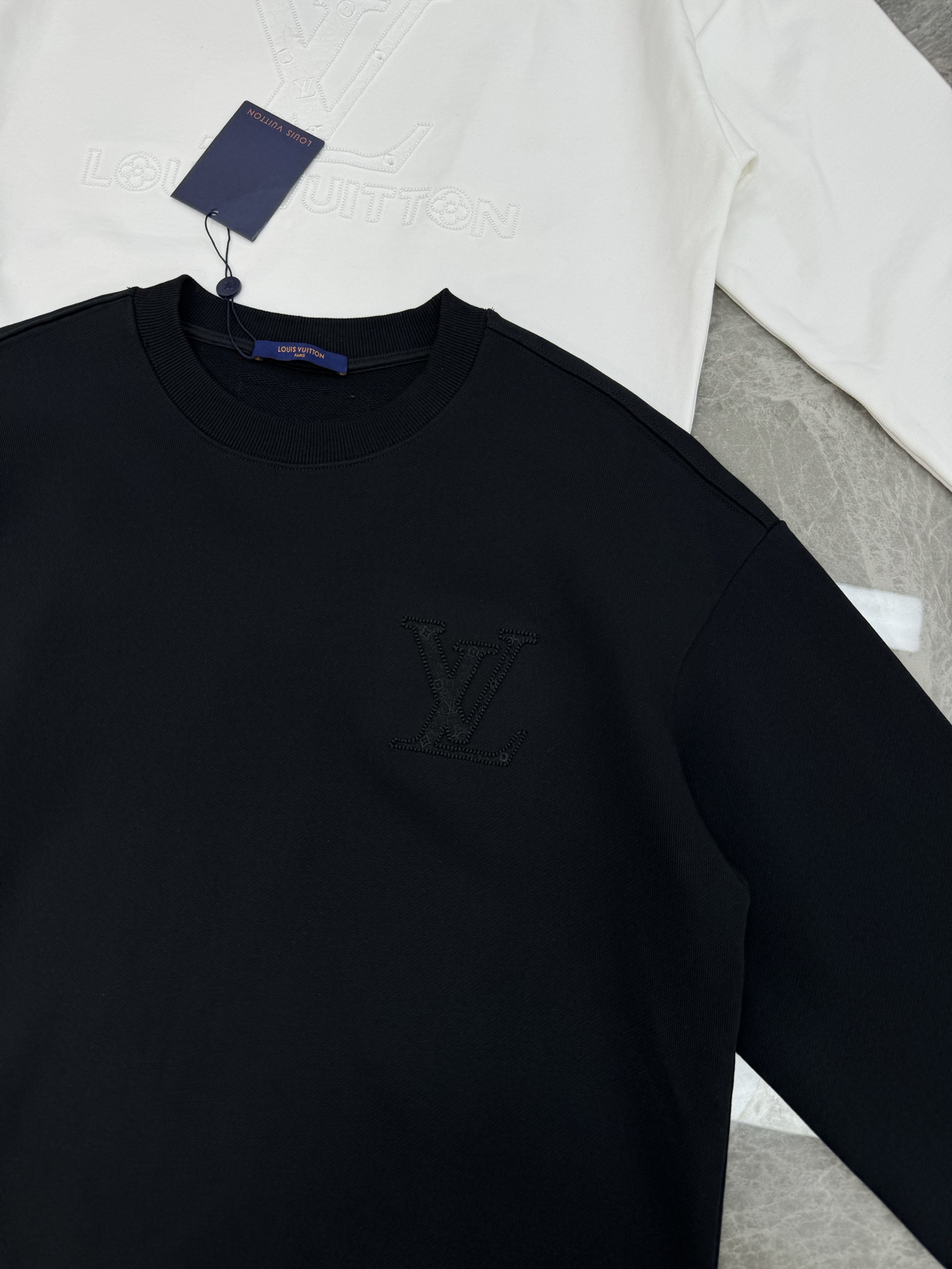 驴牌*新款圆领卫衣.25s男女同款！简单基础款.衣身本色绣花工艺.胸口经典品牌字母绣花设计.后背呈现大面