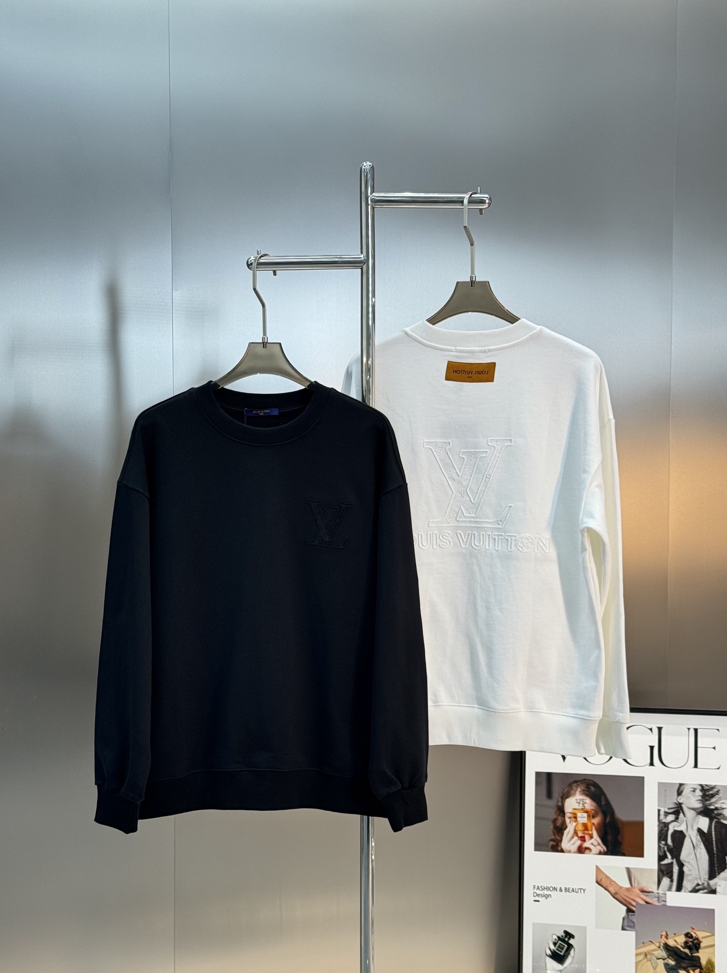 驴牌*新款圆领卫衣.25s男女同款！简单基础款.衣身本色绣花工艺.胸口经典品牌字母绣花设计.后背呈现大面