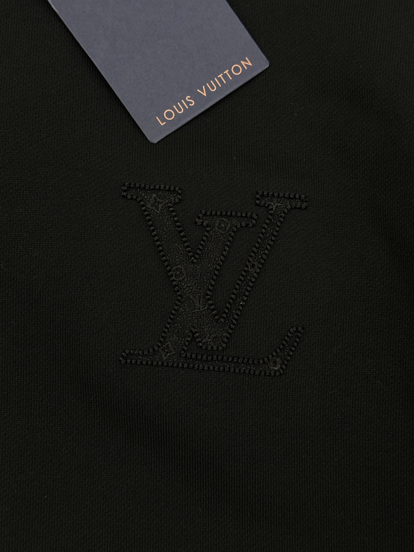 驴牌*新款圆领卫衣.25s男女同款！简单基础款.衣身本色绣花工艺.胸口经典品牌字母绣花设计.后背呈现大面