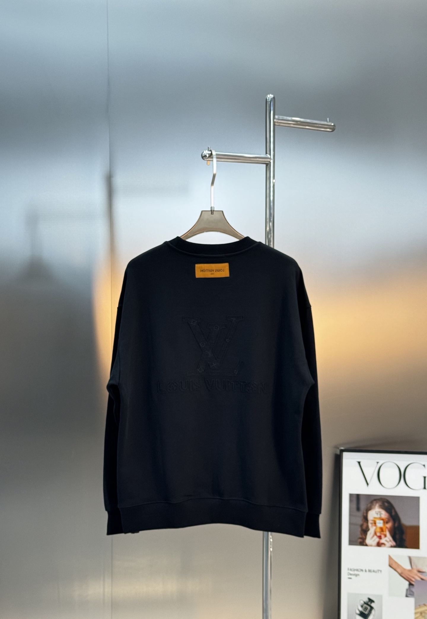 驴牌*新款圆领卫衣.25s男女同款！简单基础款.衣身本色绣花工艺.胸口经典品牌字母绣花设计.后背呈现大面