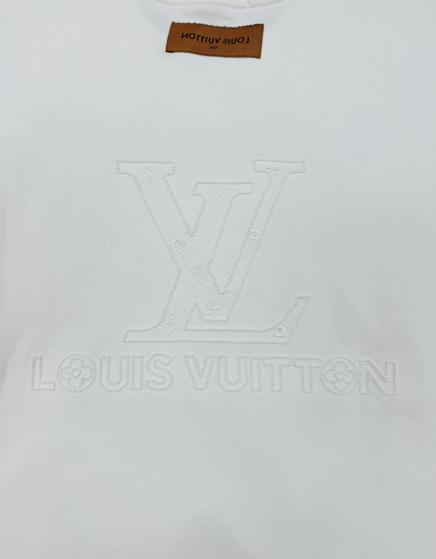 驴牌*新款圆领卫衣.25s男女同款！简单基础款.衣身本色绣花工艺.胸口经典品牌字母绣花设计.后背呈现大面