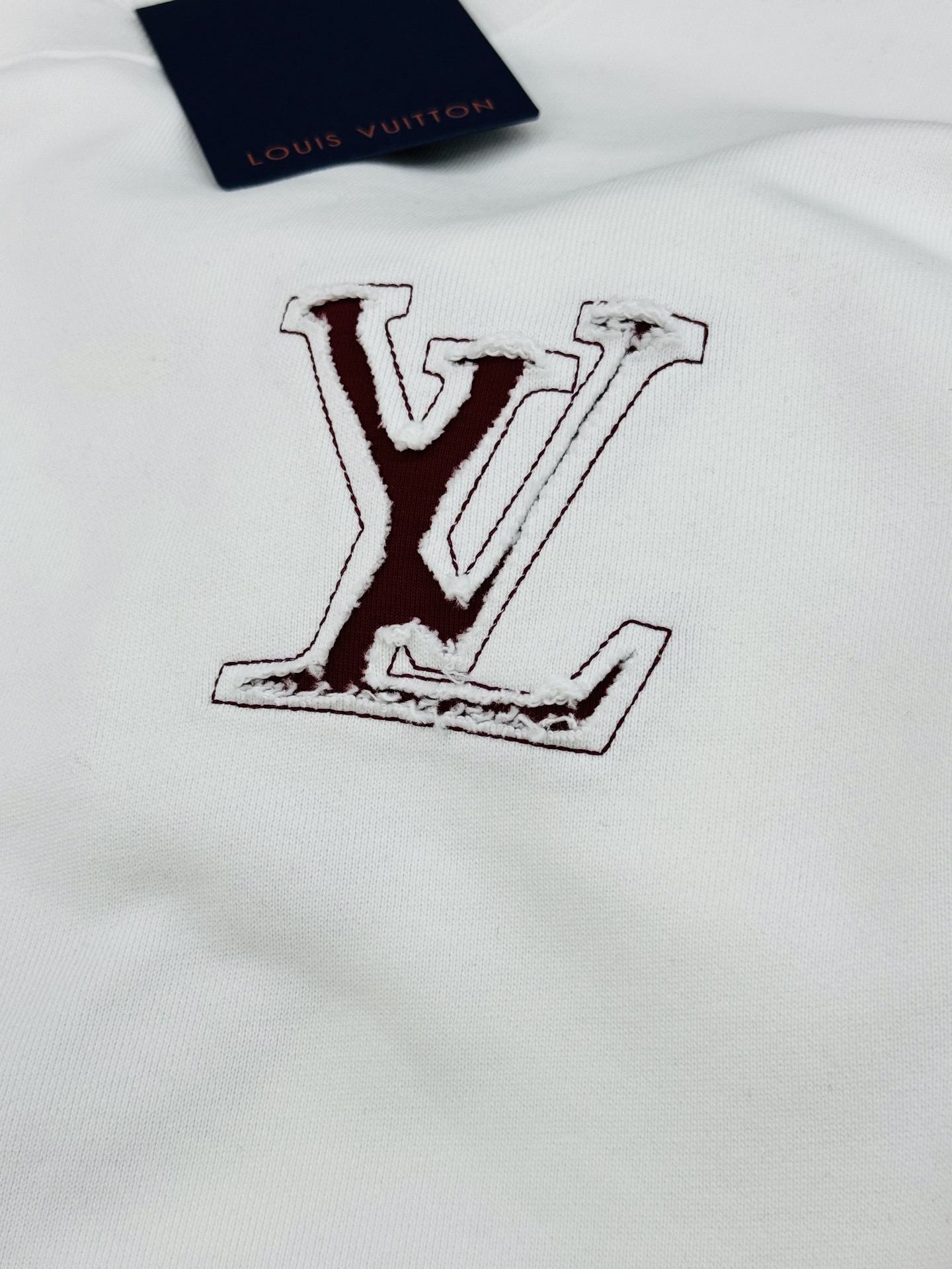 驴牌*新款圆领卫衣.25s男女同款！衣身撞色绣花工艺.胸口经典品牌字母绣花设计.后背呈现大面积lv标识.