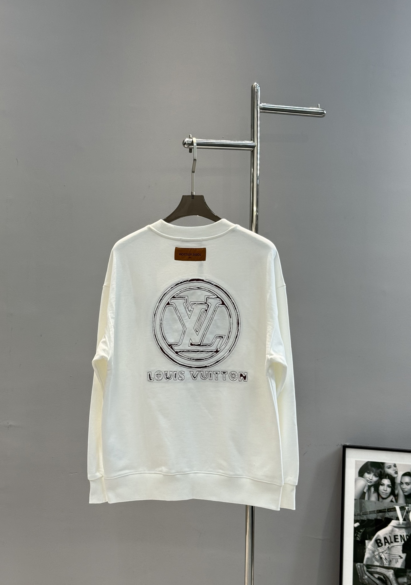 驴牌*新款圆领卫衣.25s男女同款！衣身撞色绣花工艺.胸口经典品牌字母绣花设计.后背呈现大面积lv标识.