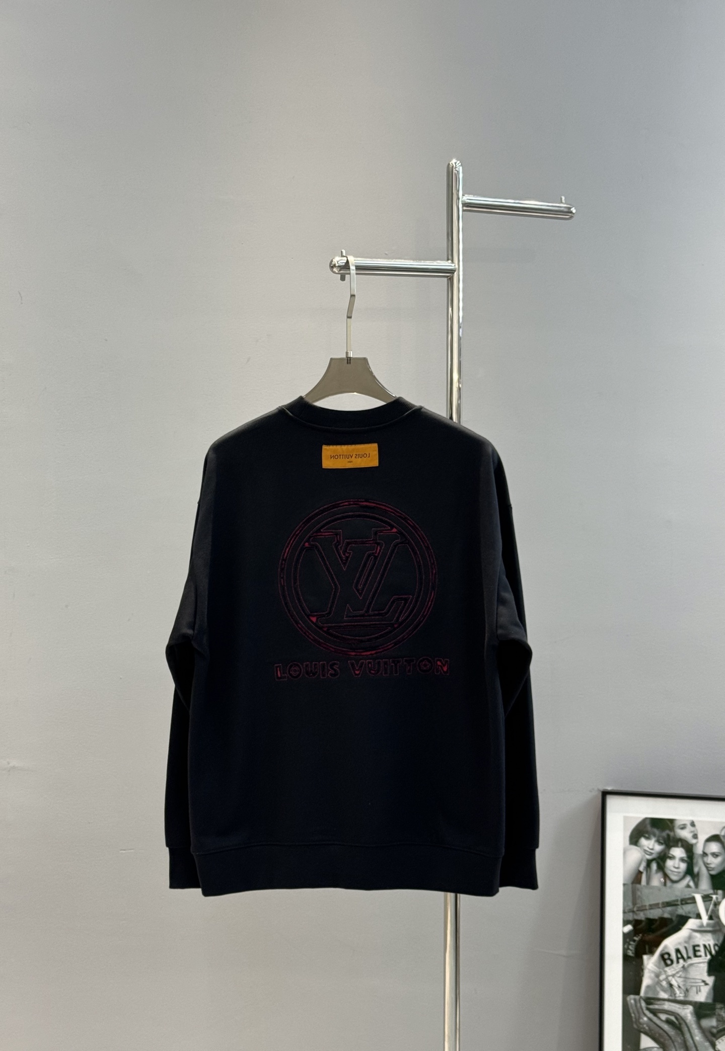 驴牌*新款圆领卫衣.25s男女同款！衣身撞色绣花工艺.胸口经典品牌字母绣花设计.后背呈现大面积lv标识.