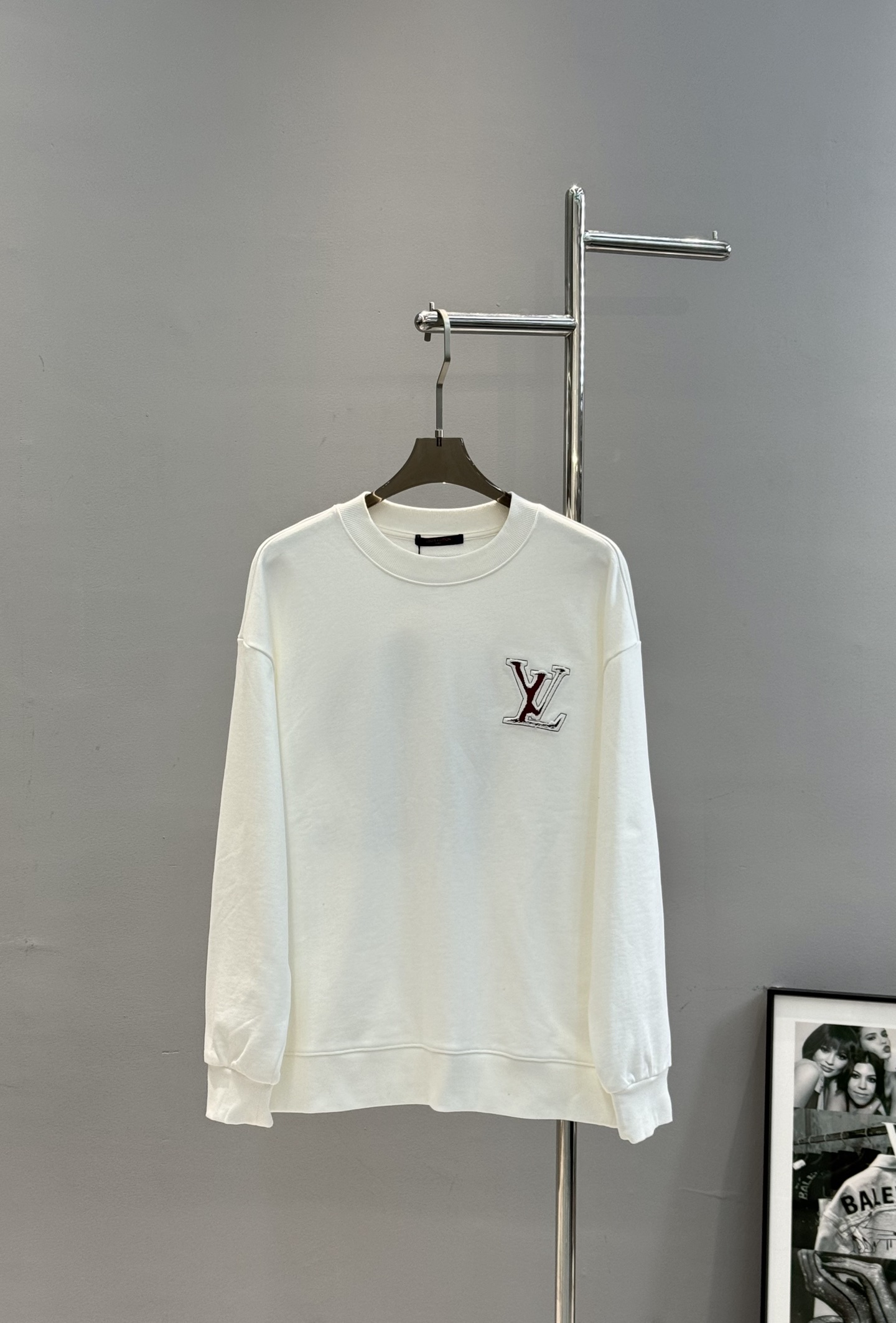 驴牌*新款圆领卫衣.25s男女同款！衣身撞色绣花工艺.胸口经典品牌字母绣花设计.后背呈现大面积lv标识.