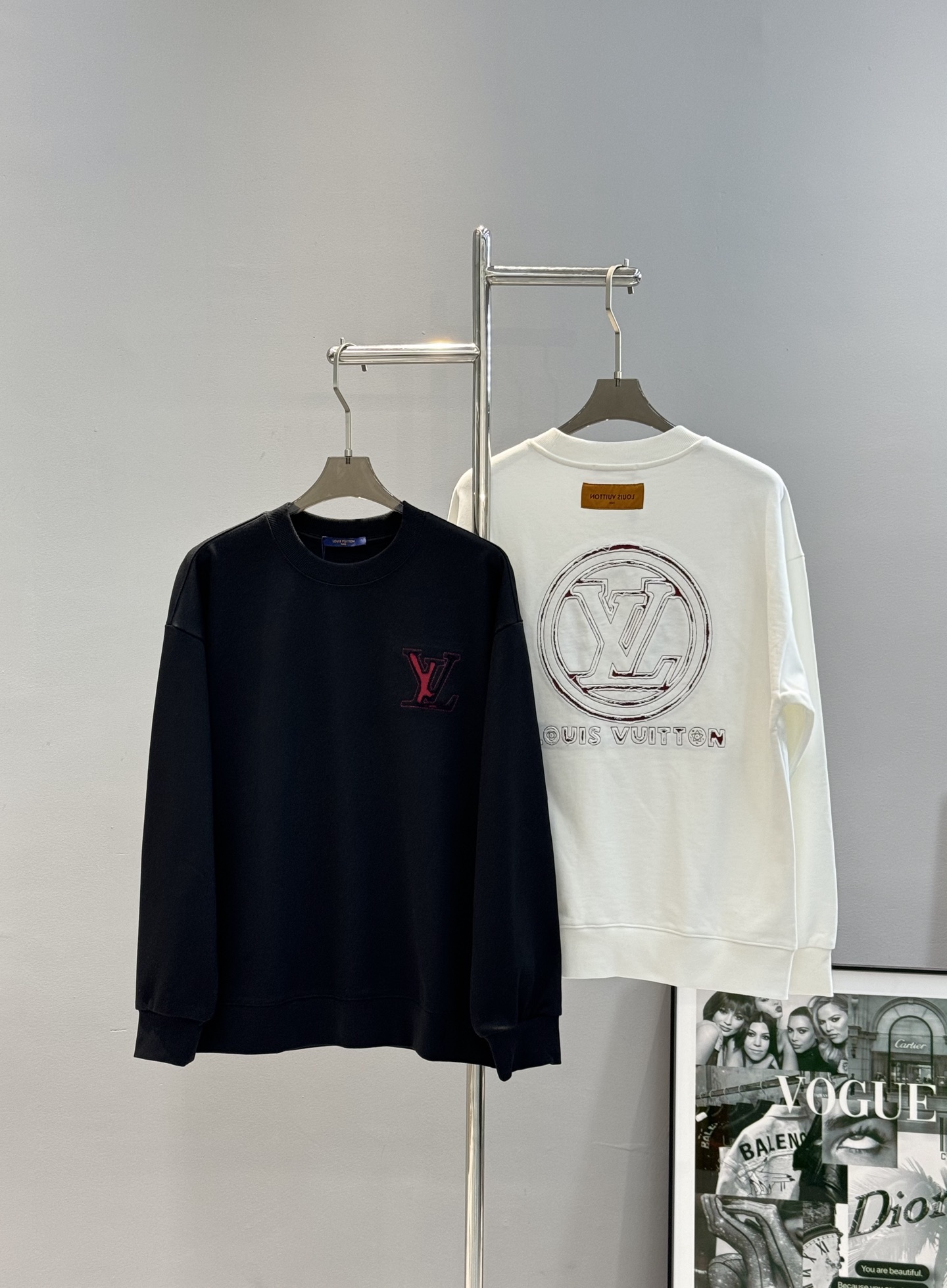 驴牌*新款圆领卫衣.25s男女同款！衣身撞色绣花工艺.胸口经典品牌字母绣花设计.后背呈现大面积lv标识.