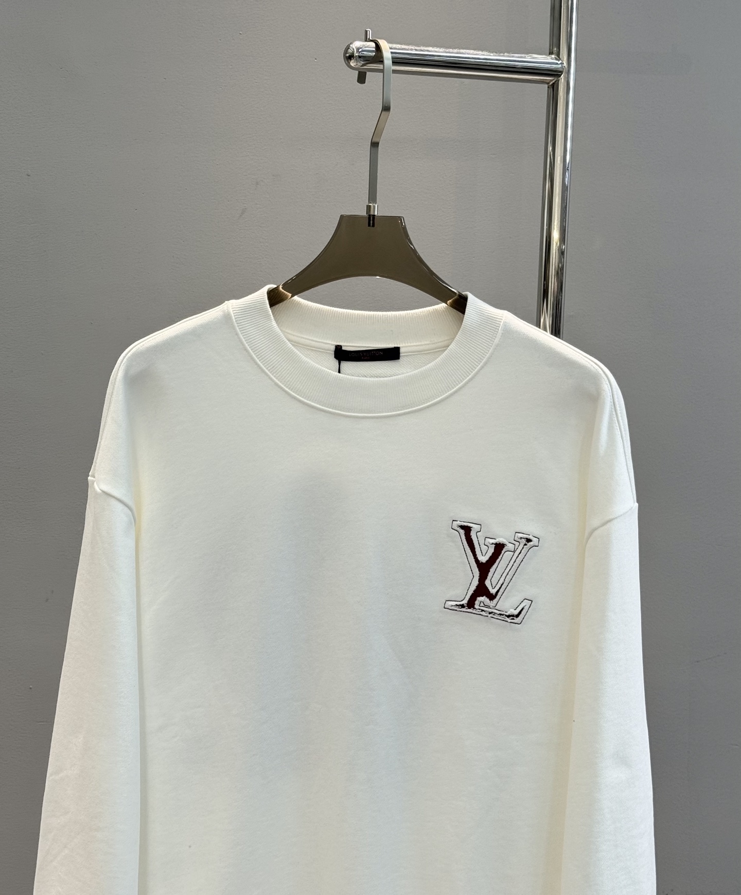 驴牌*新款圆领卫衣.25s男女同款！衣身撞色绣花工艺.胸口经典品牌字母绣花设计.后背呈现大面积lv标识.