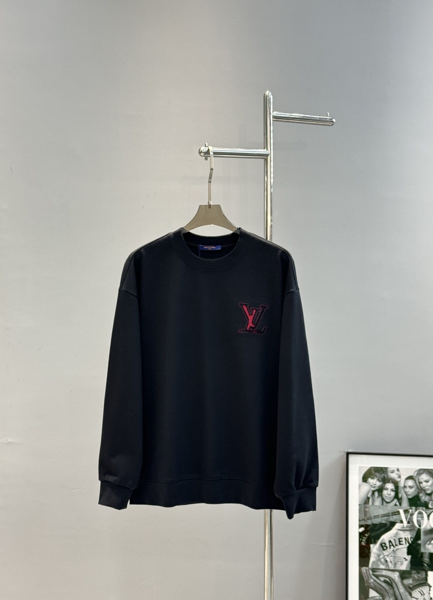 驴牌*新款圆领卫衣.25s男女同款！衣身撞色绣花工艺.胸口经典品牌字母绣花设计.后背呈现大面积lv标识.